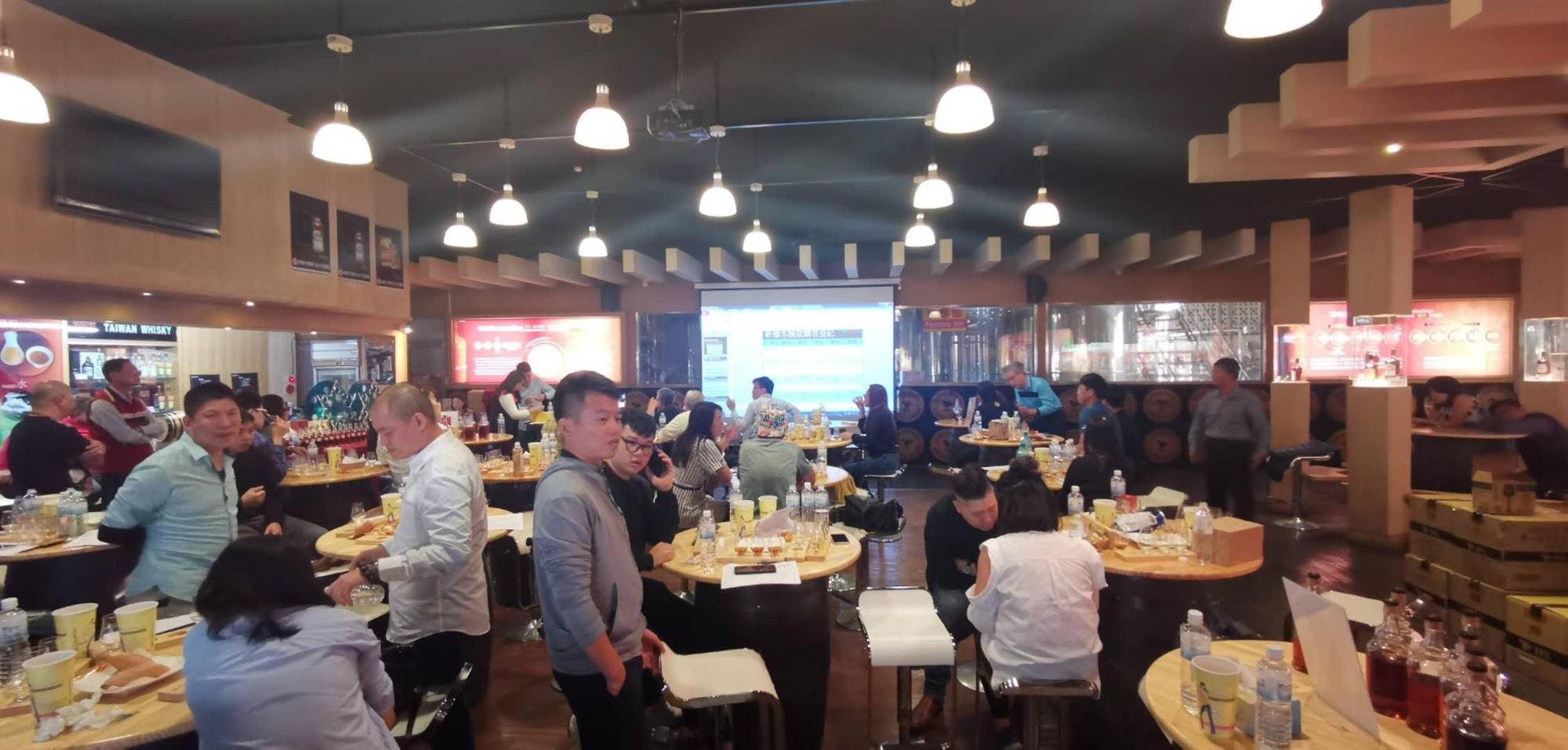 南投酒廠釋出30個單桶的競標現場。（廖安仁提供）