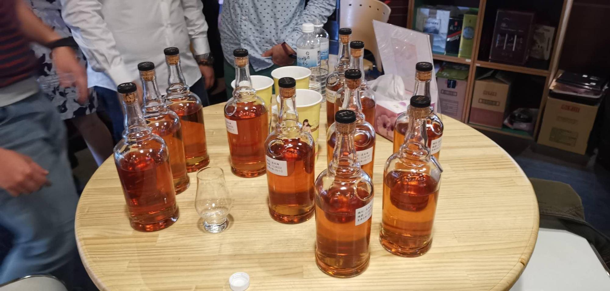 南投酒廠準備了完整一瓶的樣酒，品完還可以帶回家。（廖安仁提供）