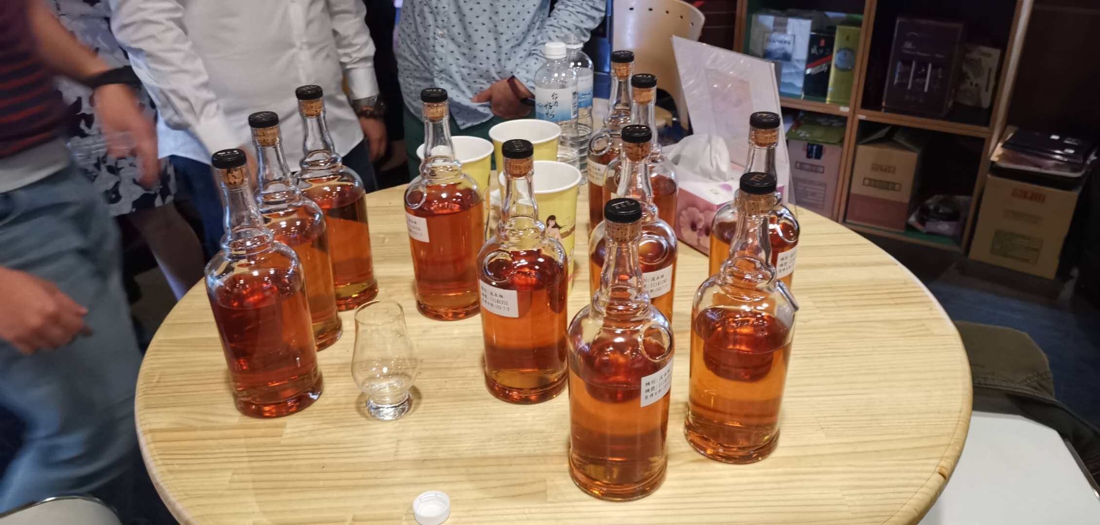南投酒廠準備了完整一瓶的樣酒，品完還可以帶回家。（廖安仁提供）