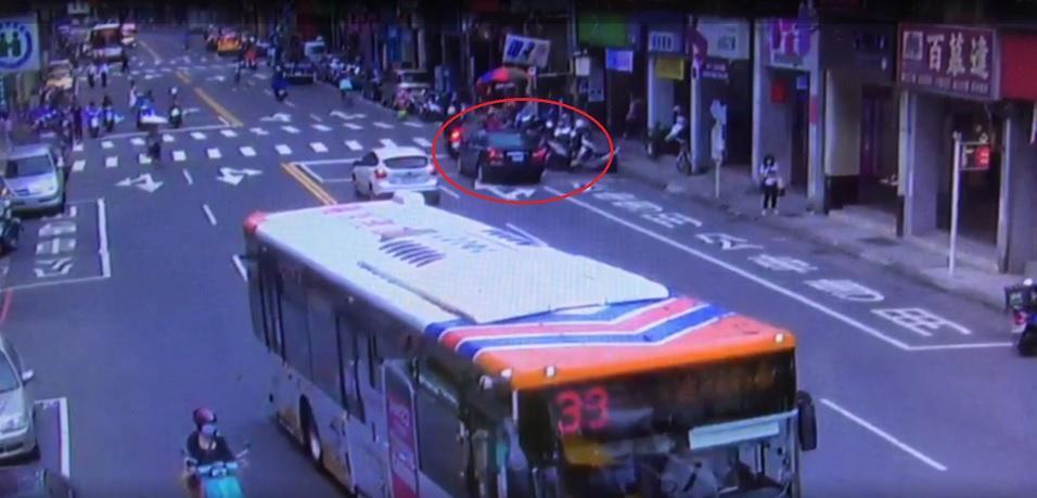 葉女與錶商進行交易時,葉男車就停在交易超商外,並用藍芽遙控行動。(翻攝畫面)
