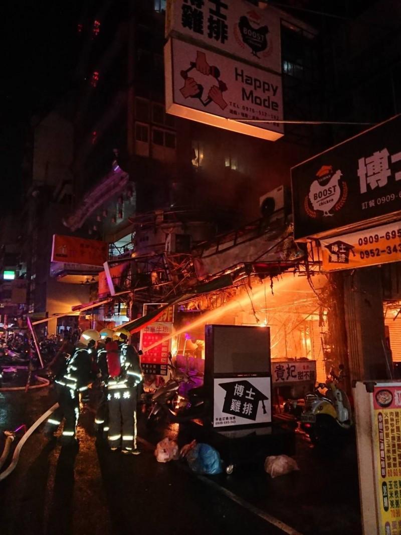 中華路夜市凌晨3點多發生火警，店家房屋陷入火海，一直到清晨7點才初步控制火勢，但還是發生復燃情形。（消防局提供）