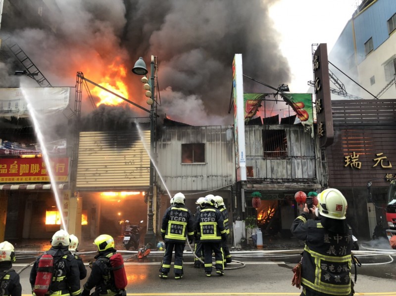 火勢延燒到清晨持續中，消防人員佈下水線，強力灌救。（消防局提供）