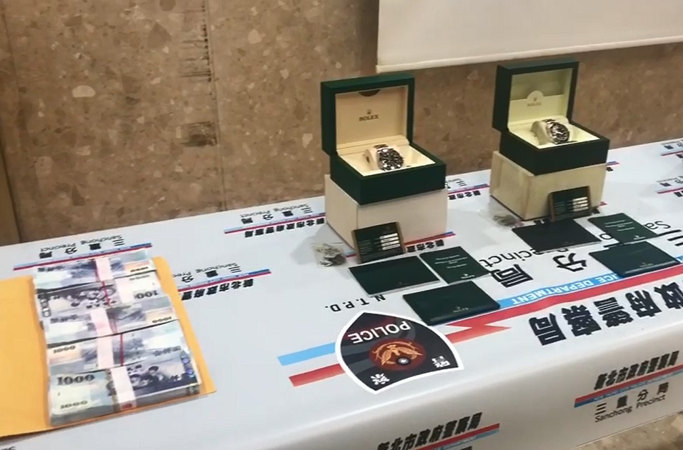 整疊500張千元鈔，只有頭、尾2張是真鈔，其餘都是玩具鈔。（翻攝畫面）