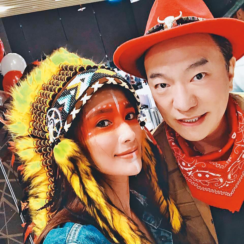 李蒨蓉（左）與老公李德立（右）結婚多年，現在夫妻關係比以前好，去年兩人還一起扮裝參加活動。（翻攝自李蒨蓉臉書）