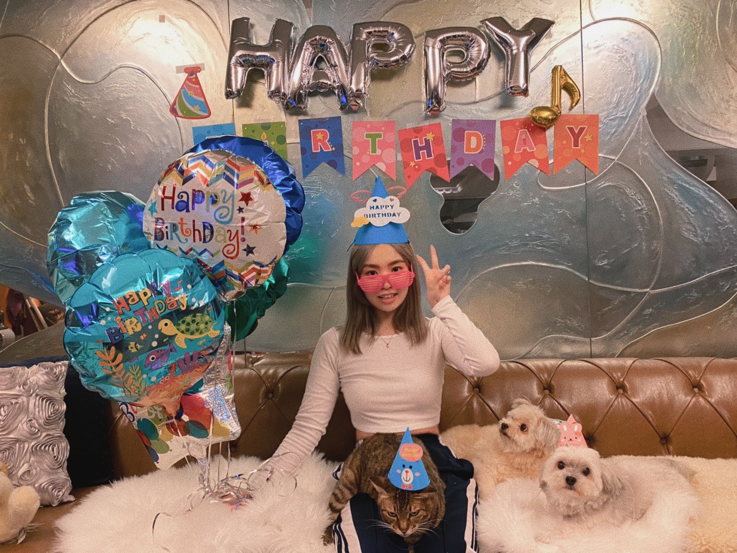 陳芳語與家中兩狗、一貓、同事們一起慶生。（陳芳語提供 ）