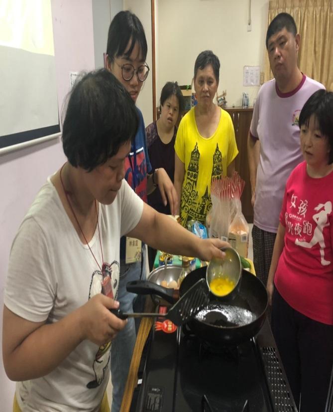 服務對象們化身小廚師用雞舍產的雞蛋做美味炒蛋。(頂新和德文教基金會提供)