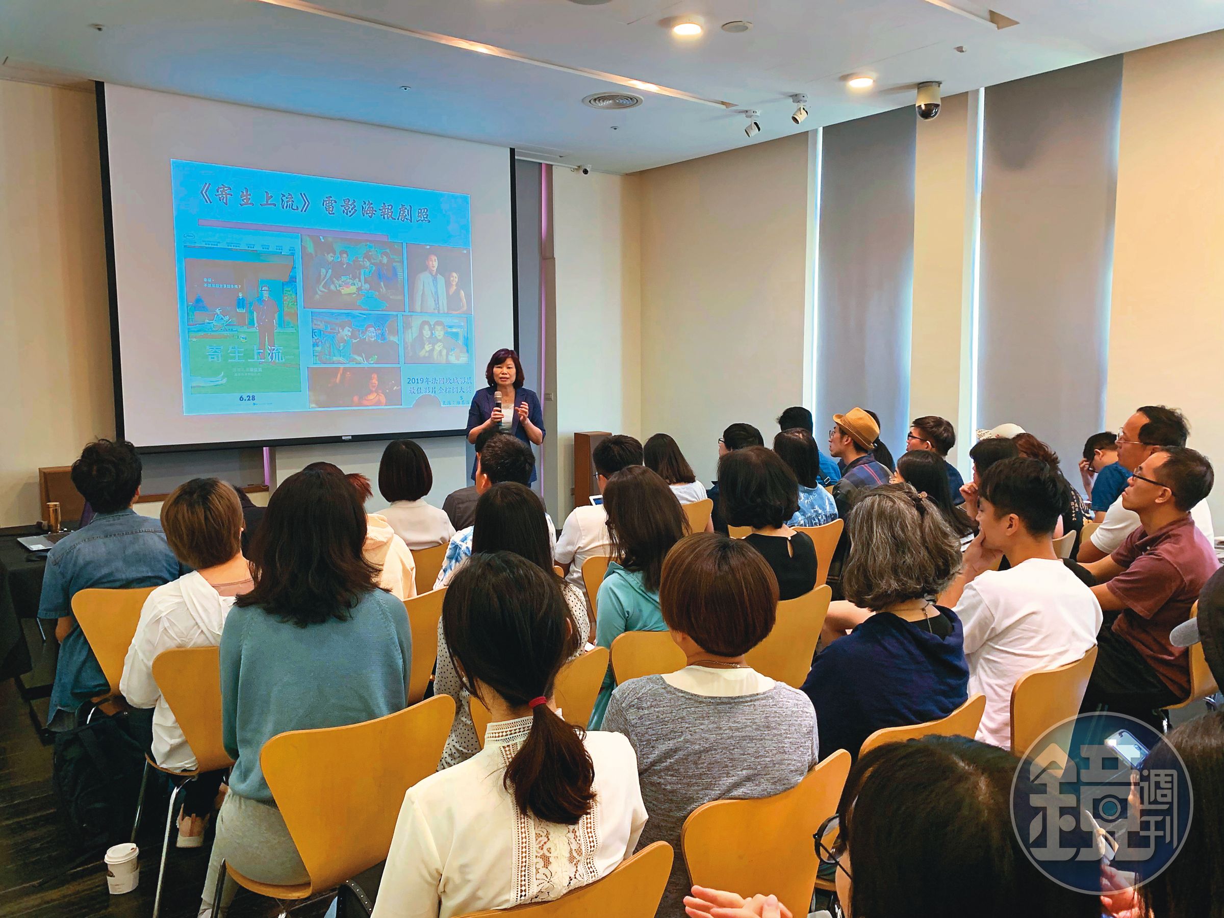 黃秀蘭常透過教學或演講，向影視工作者解說著作權法案例。（黃秀蘭提供）