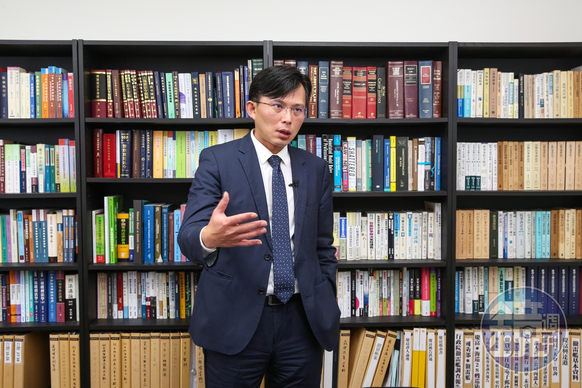 黃國昌直言,現任董事只在意林氏家族皇朝的延續,並不在乎股東利益。