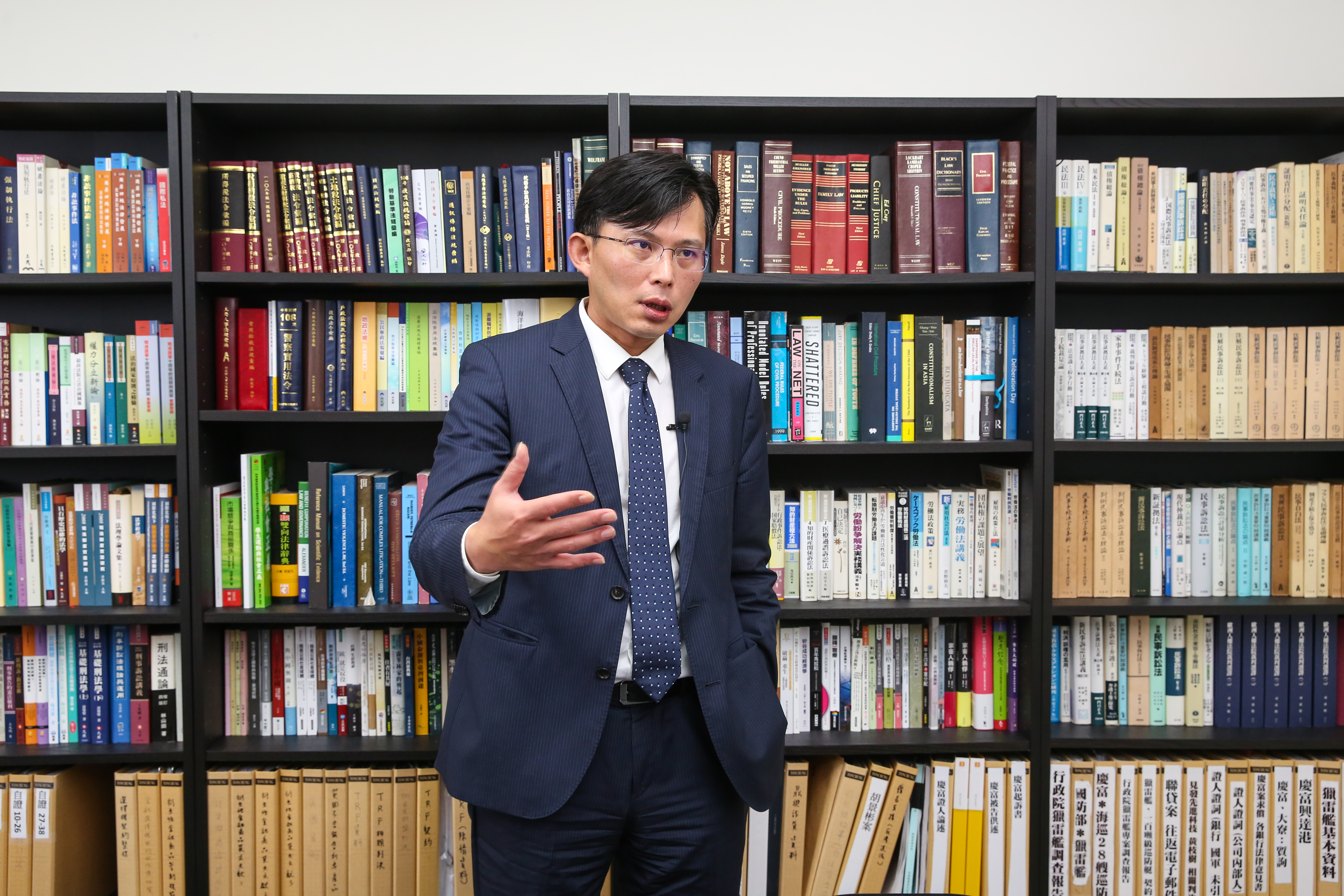 黃國昌直言，現任董事只在意林氏家族皇朝的延續，並不在乎股東利益。