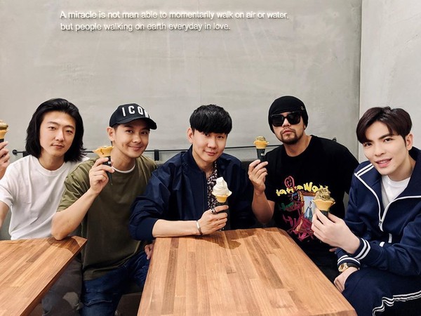 周杰倫同框林志穎、林俊傑、蕭敬騰和懷秋，一起現身東區咖啡店。（翻攝自林志穎IG）