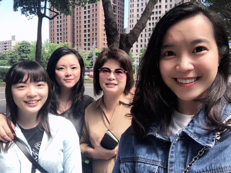 民進黨立委賴惠員（右2）的二女兒張庭軒（右1）現任賴的國會助理。（翻攝賴惠員臉書）