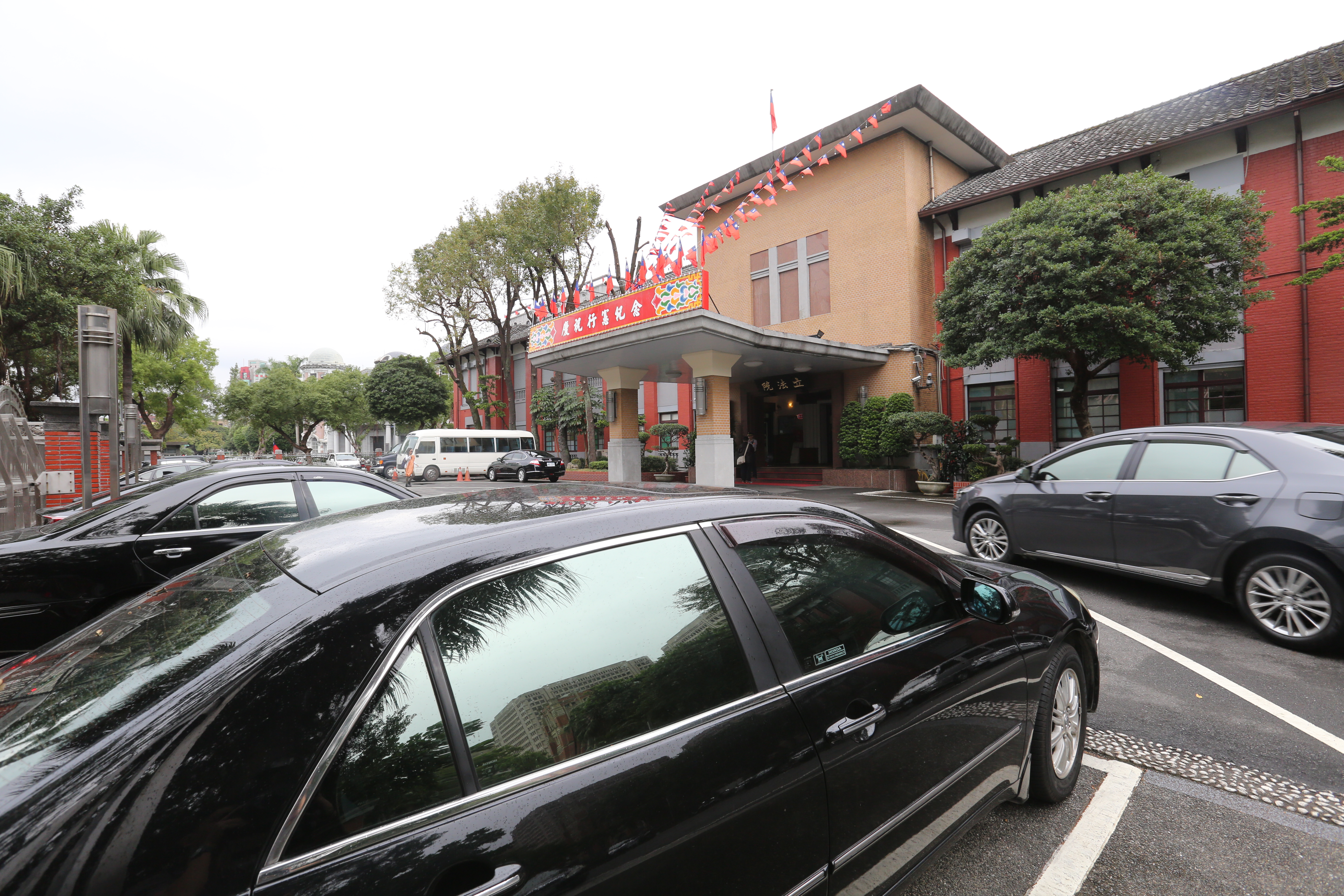 立法院經費稽核委員會4月17日會議通過決議，未來不再公布每月派用公務車平均時數超過80小時的立委名單，不過如今將翻案仍會公布。