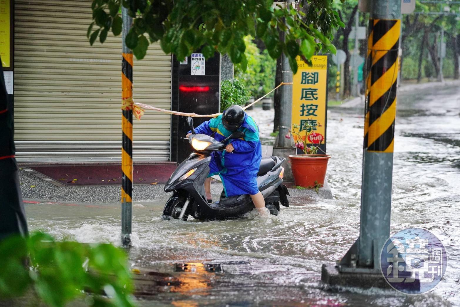 高雄左營地區因為連夜豪大雨，許多地區出現淹水的情況。