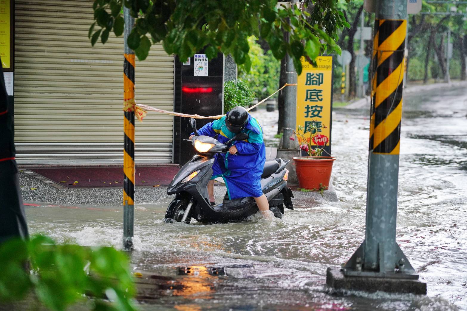 高雄左營地區因為連夜豪大雨，許多地區出現淹水的情況。