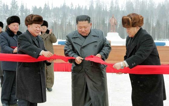 北韓領導人金正恩穿著皮革大衣公開亮相,讓北韓刮起皮革大衣的風潮。(翻攝自rodong.rep.kp)