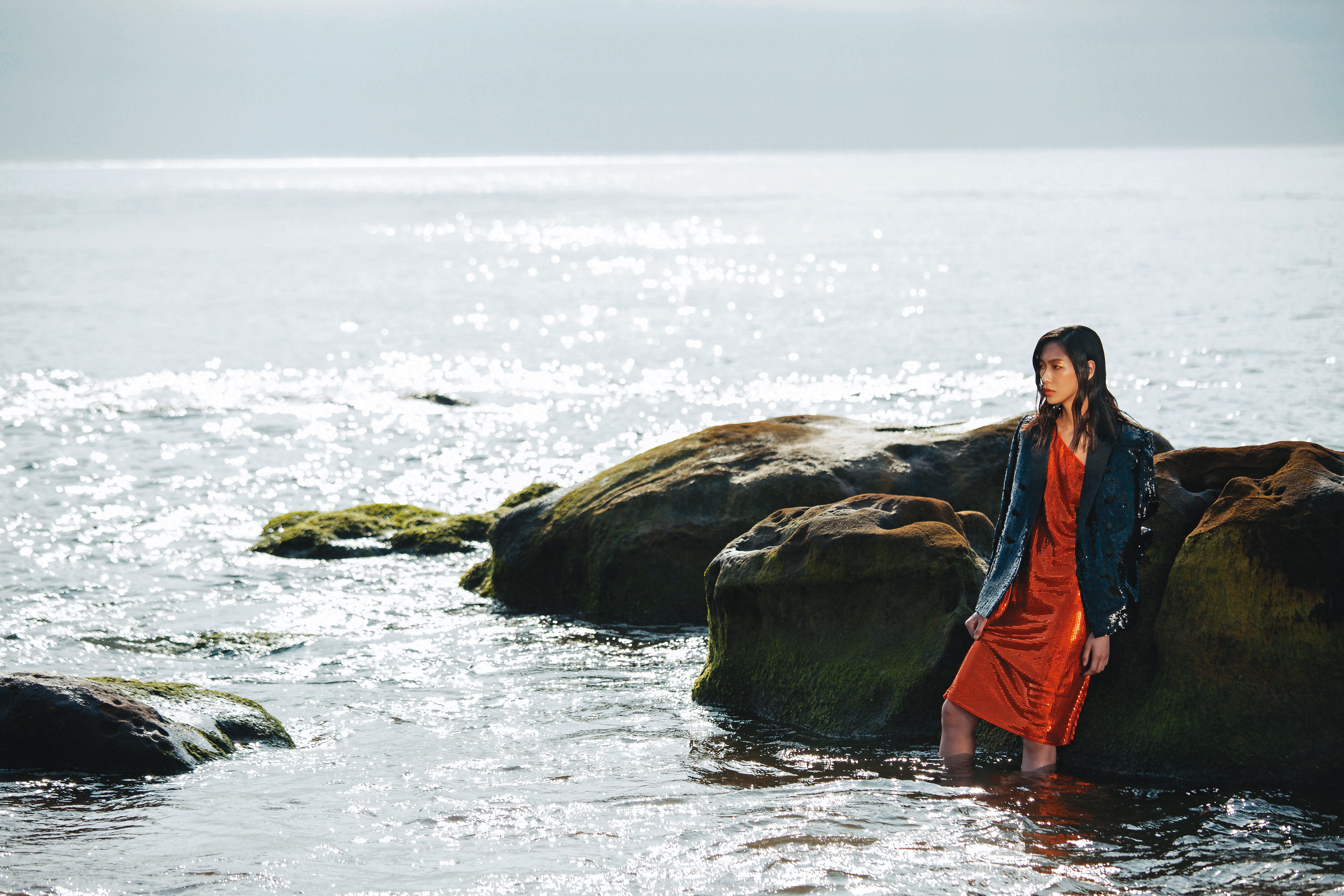 亮片西裝 價格店洽 by Saint Laurent;橘色亮片繞頸露背針織洋裝NT$159,700 by Bottega Veneta