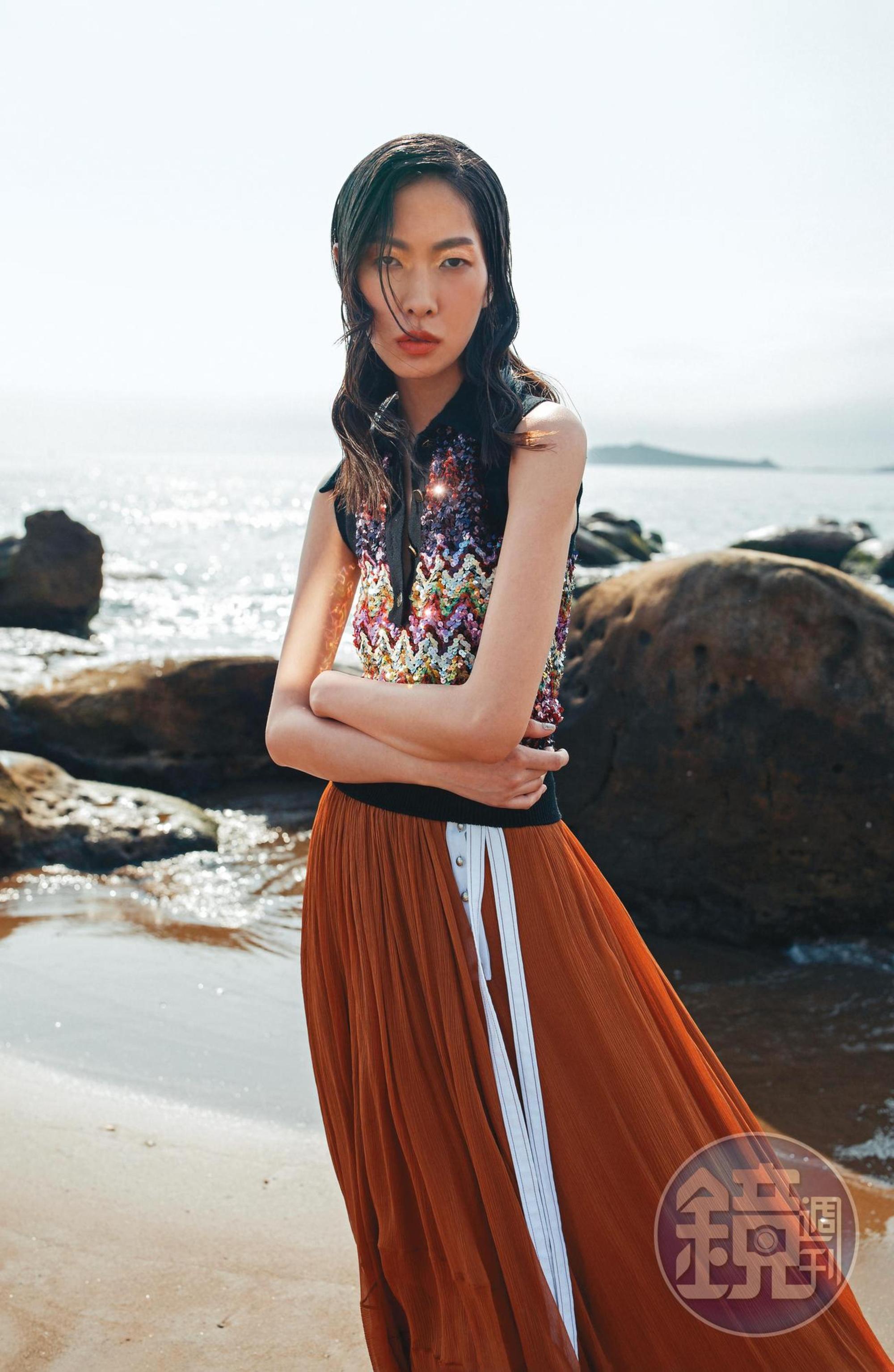 無袖針織亮片上衣NT$103,000 by Louis Vuitton;橘色紗裙NT$95,400 by Chloé