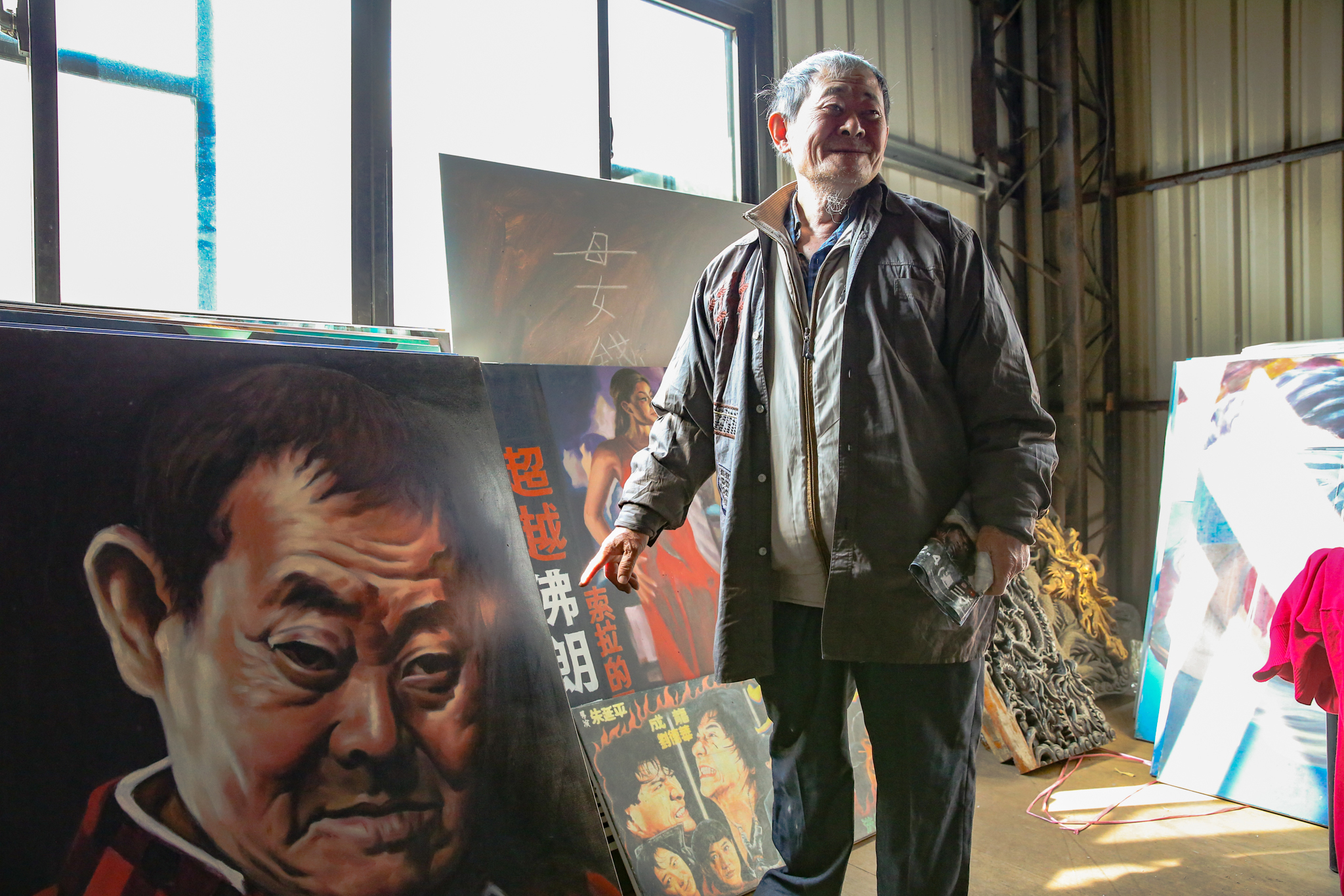 顏振發介紹自己的畫像時，難流露出靦腆的神情。