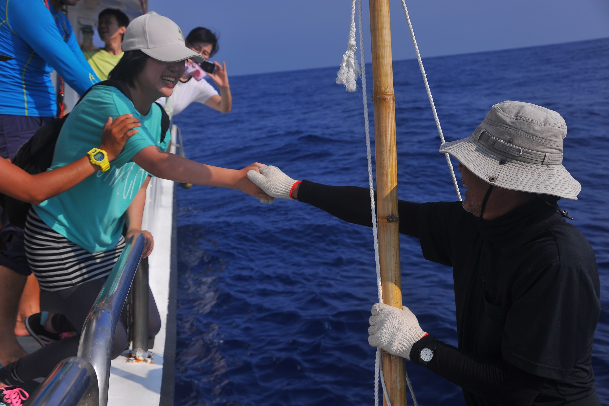 紀錄片《男人與他的海》中，廖鴻基（右）與女兒的親情互動尤其溫馨。（牽猴子提供）