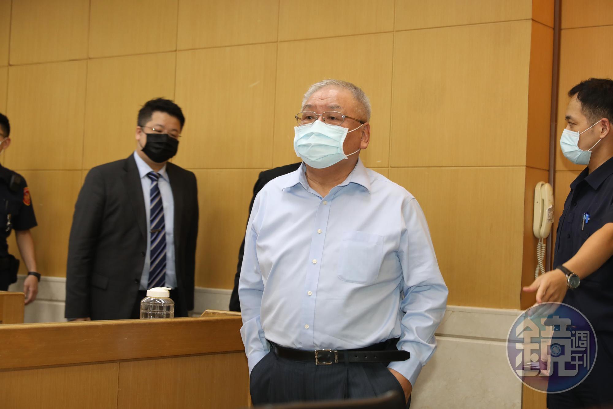 錢櫃林森店火警造成6人慘死悲劇,台北地檢署今天上午首度以被告身分傳喚錢櫃董事長練台生到案說明,訊後被檢方以過失致死罪嫌以100萬元交保並限制住居、出境及出海。