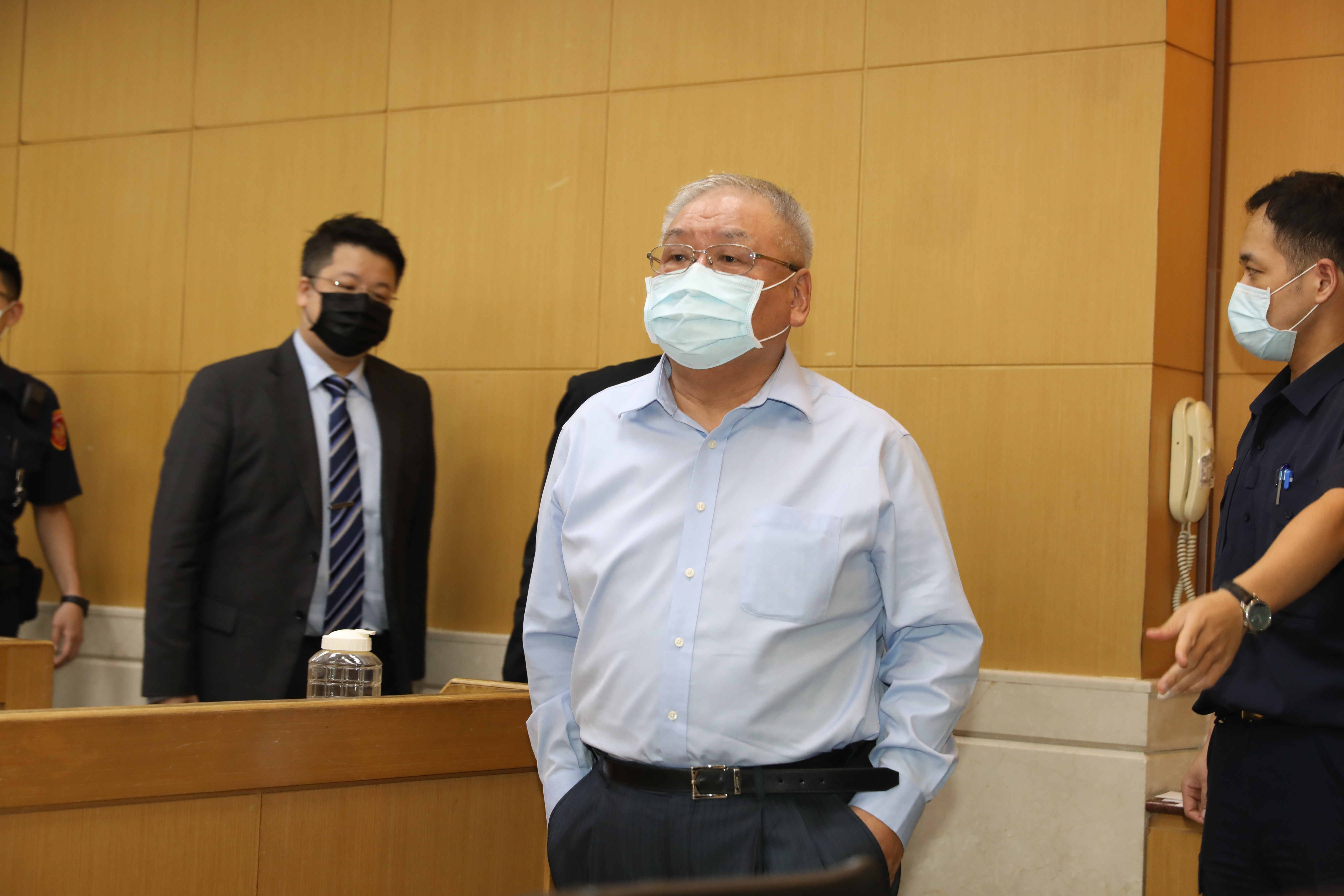 錢櫃林森店火警造成6人慘死悲劇，台北地檢署今天上午首度以被告身分傳喚錢櫃董事長練台生到案說明，訊後被檢方以過失致死罪嫌以100萬元交保並限制住居、出境及出海。