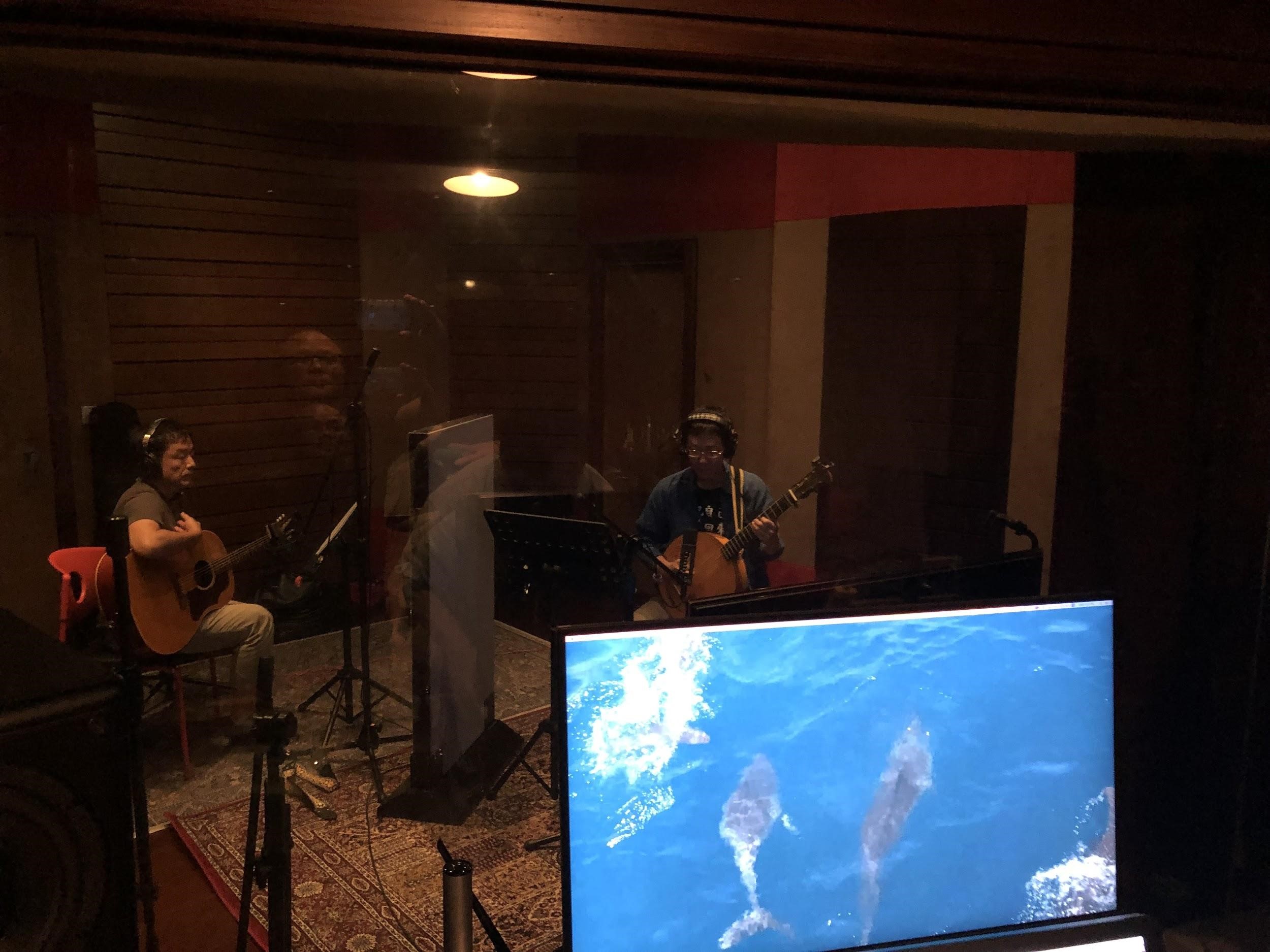 林生祥（右）與大竹研（左）為紀錄片《男人與他的海》配樂進錄音室。（黃嘉俊提供）