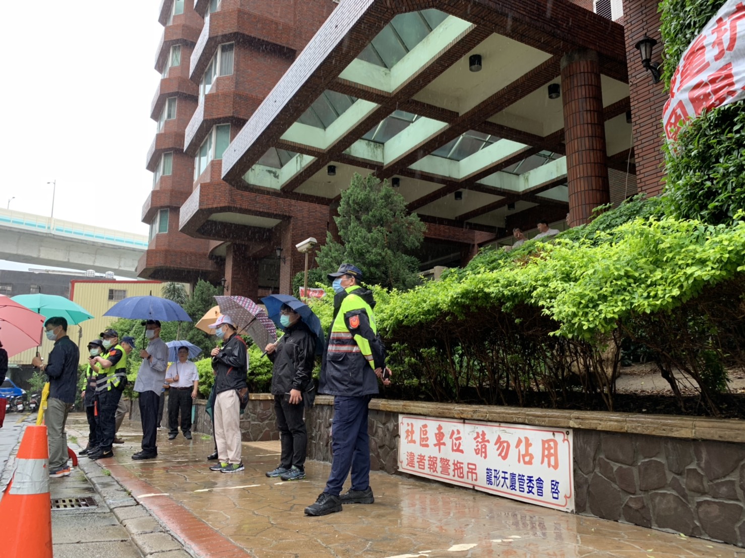 警方介入維護秩序,才使移除路障工作順力進行。(翻攝畫面)