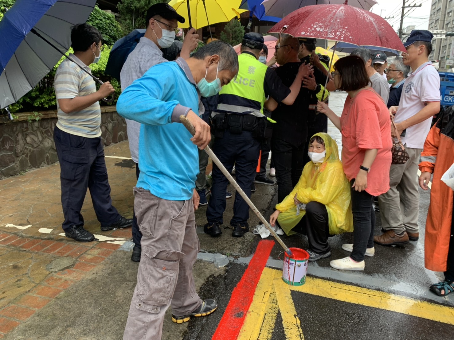 龍形天廈社區居民企一度阻擾新北市府移除路障工作。（翻攝畫面）