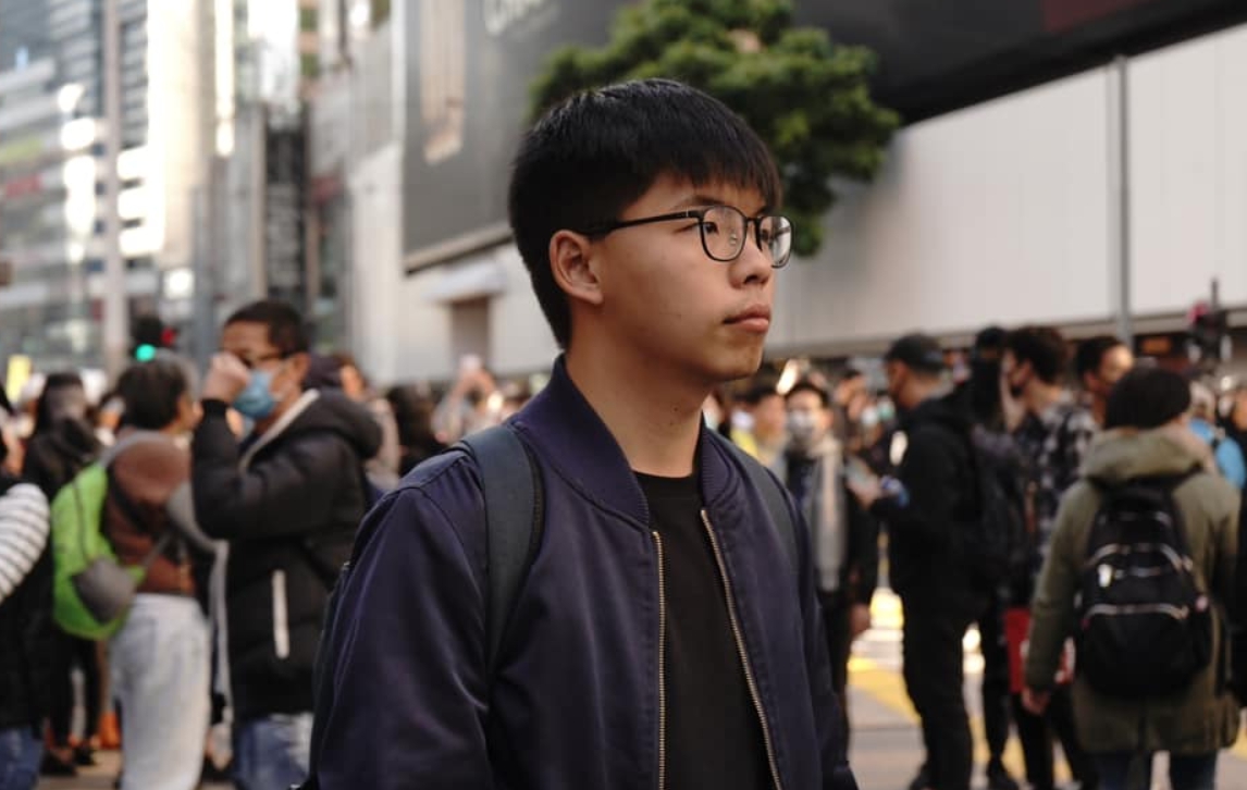 黃之鋒替「限制級哆啦A夢」作家聲援創作自由。（翻攝自黃之鋒臉書）