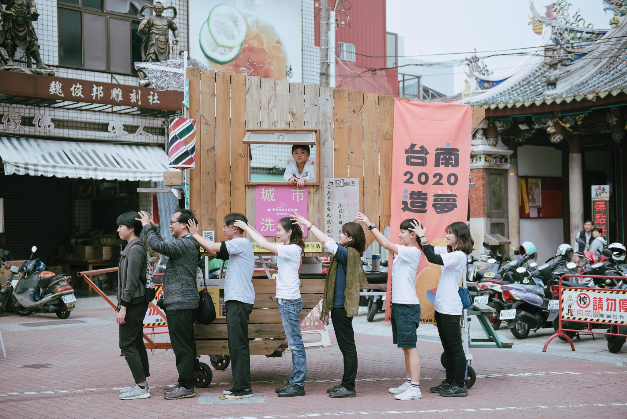 城市洗頭車發想源於遶境活動，讓體驗者有出巡感覺，以另一種方式欣賞臺南。（蚯蚓文化）