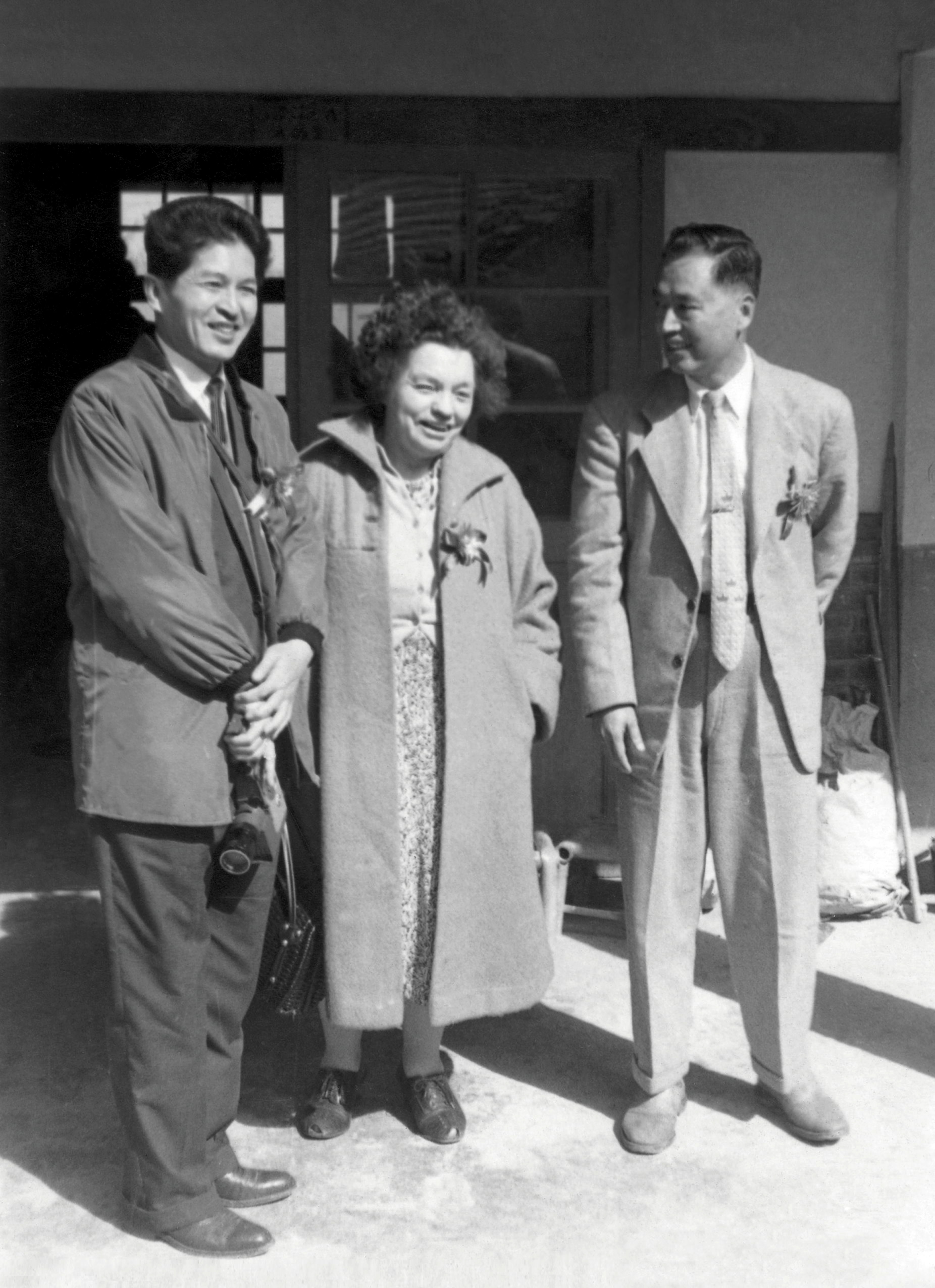 謝緯醫師(右)是烏腳病治療的鐵三角之一,有「臺灣史懷哲」之稱;董大成醫師(左)則是孫理蓮(中)重要的醫療顧問。(基督教芥菜種會提供)