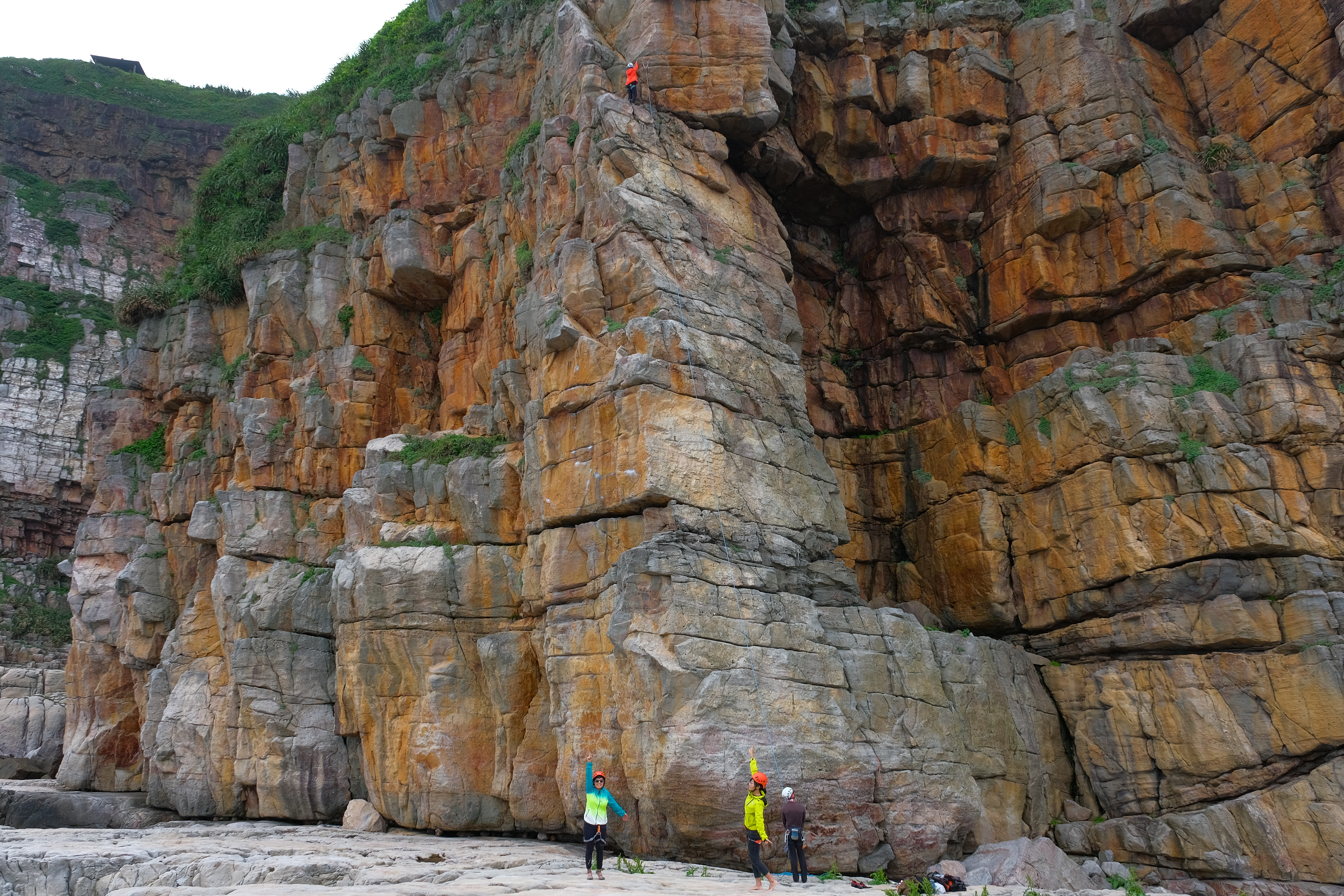 橘色衣服為本組最會攀的同事，三兩下就在最上頭了。
