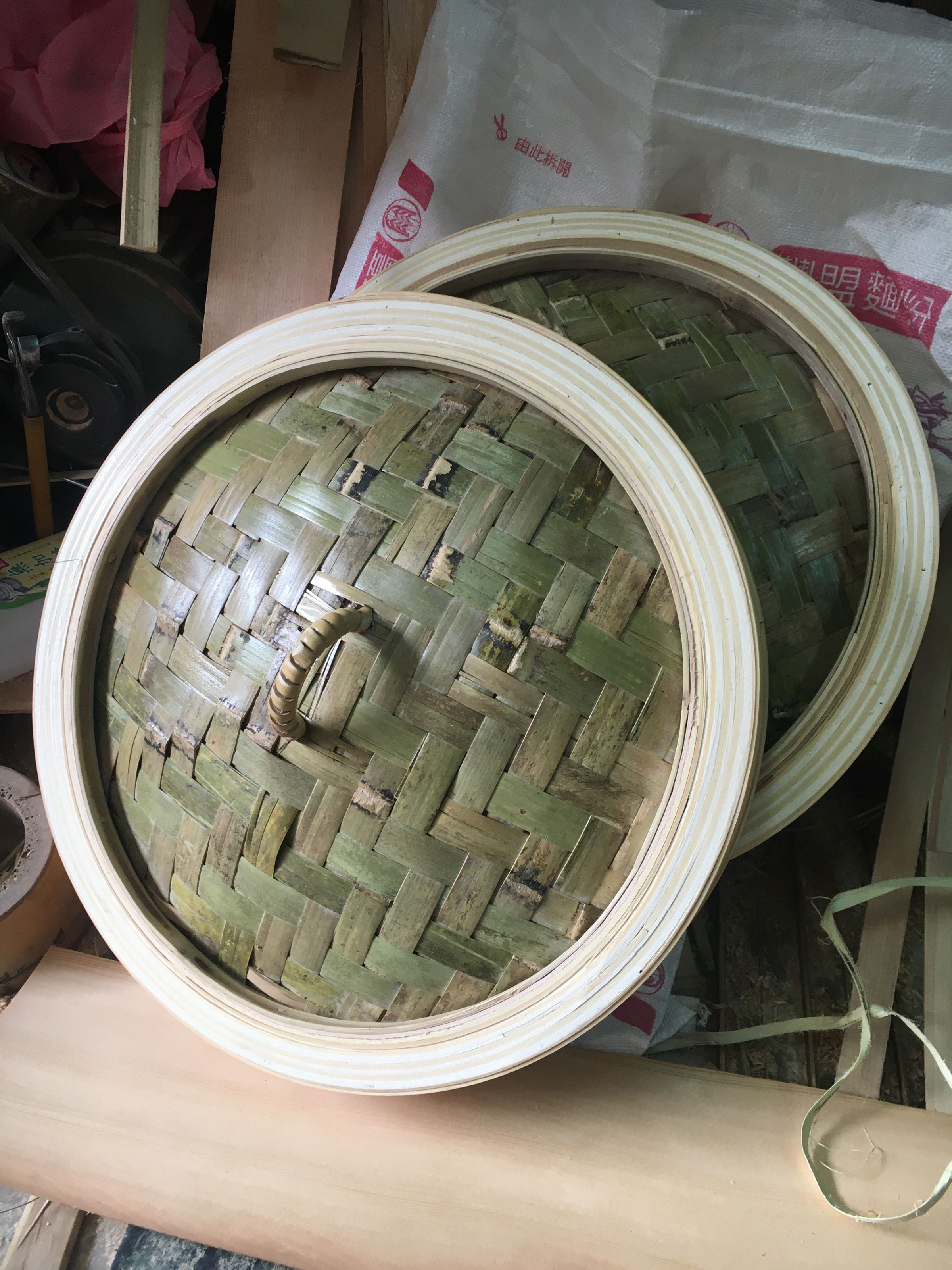 整片蓋子的編織工作完成後，才能看見表層的圖案與巧工。