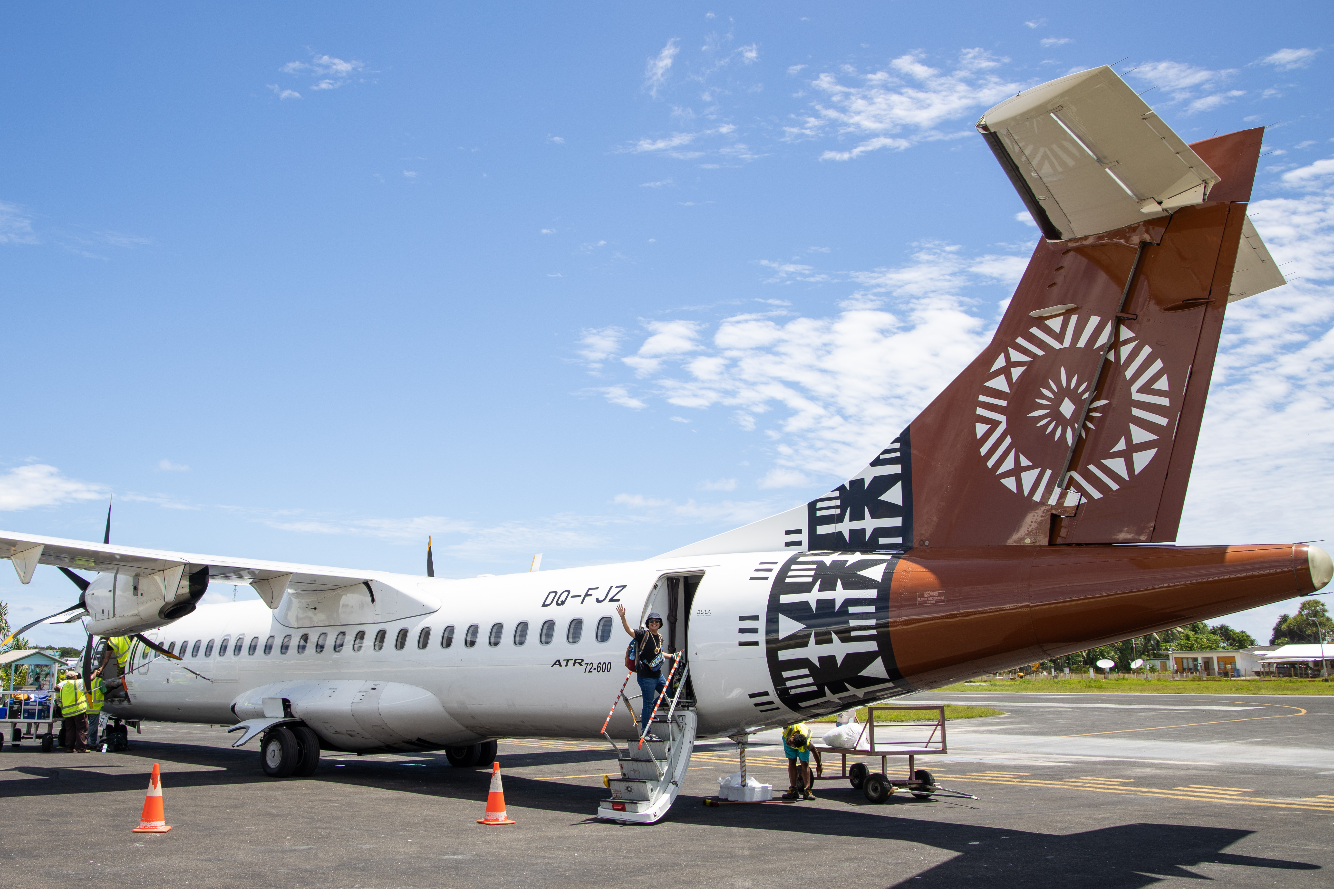 吐瓦魯不只將機場當操場，因為沒有電腦連線，機票還是手寫開立的。