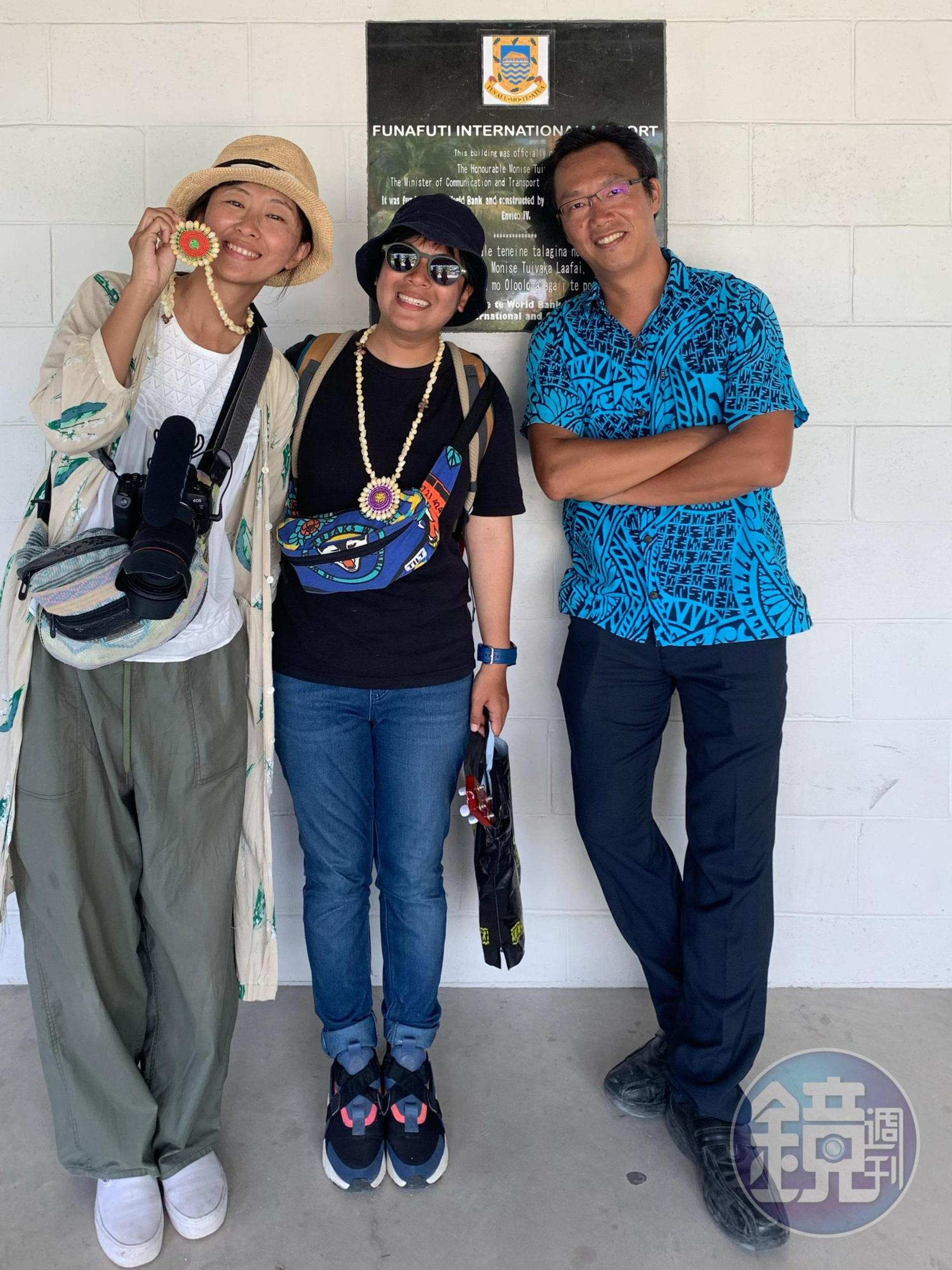 戴著代表旅途平安的貝殼項鍊與吐瓦魯陽光的印記，向這片藍色土地說再見。