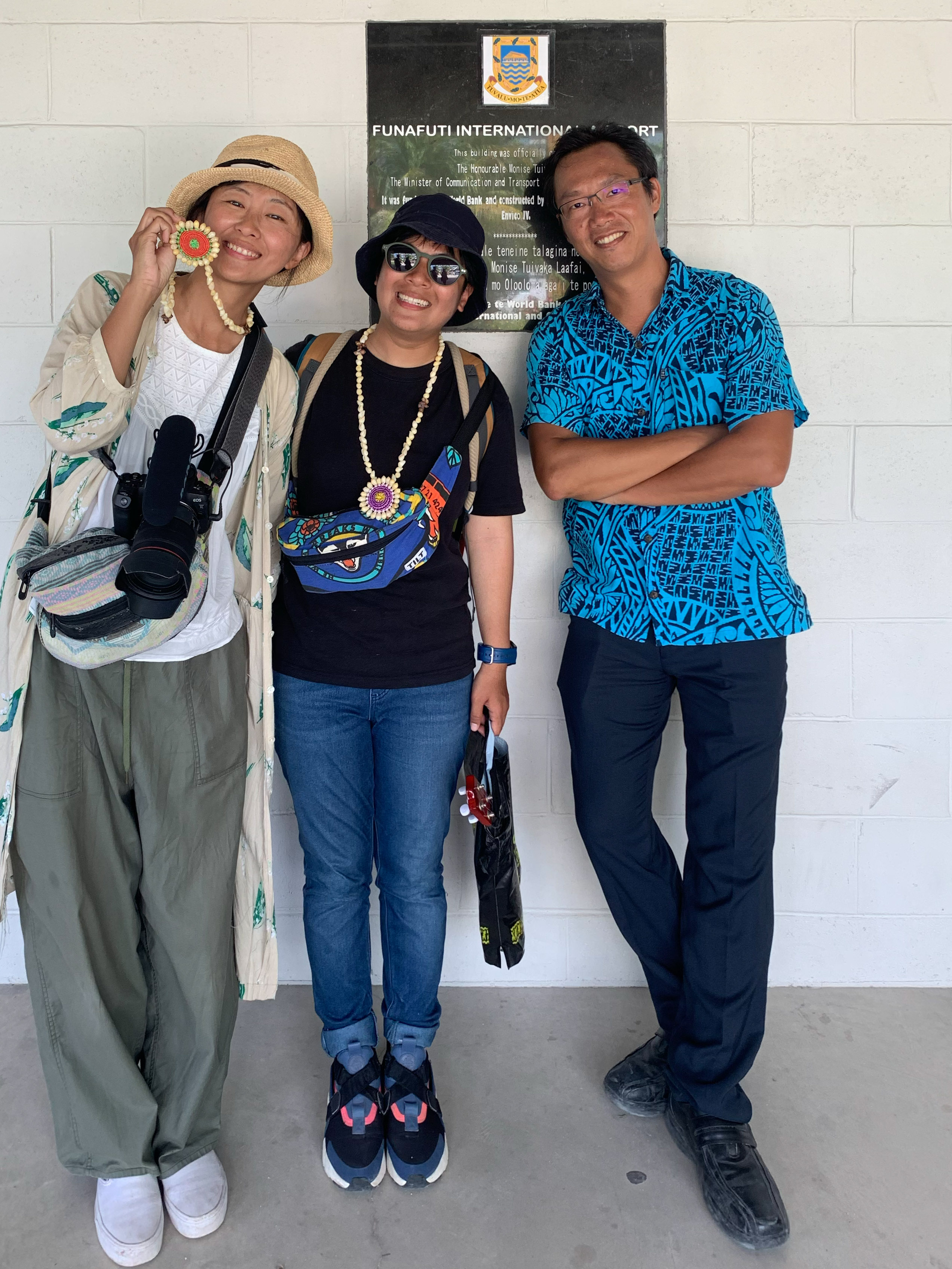 戴著代表旅途平安的貝殼項鍊與吐瓦魯陽光的印記,向這片藍色土地說再見。