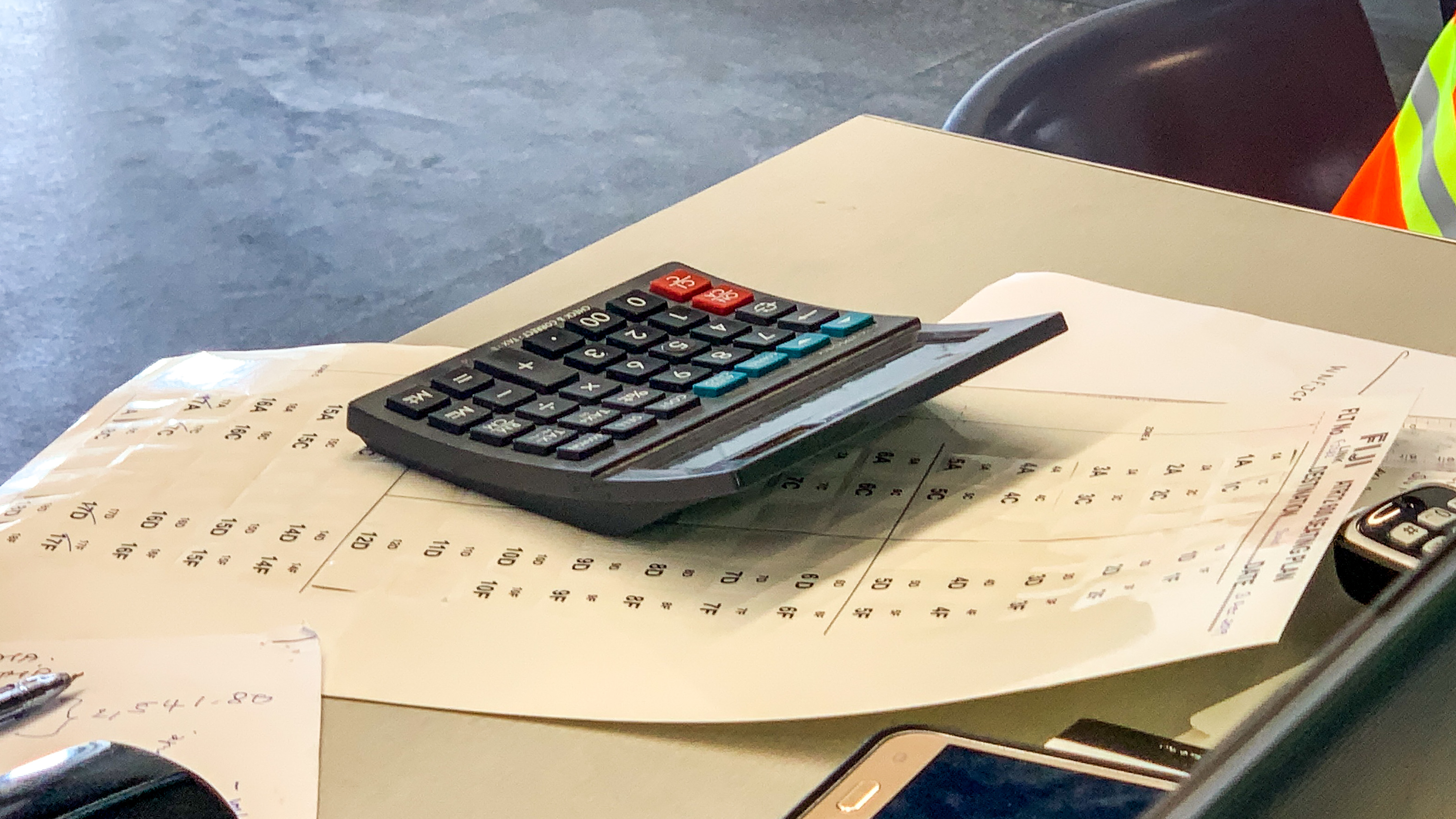 標示機艙座位的貼紙,上頭還有的就是還可以選擇的空位。