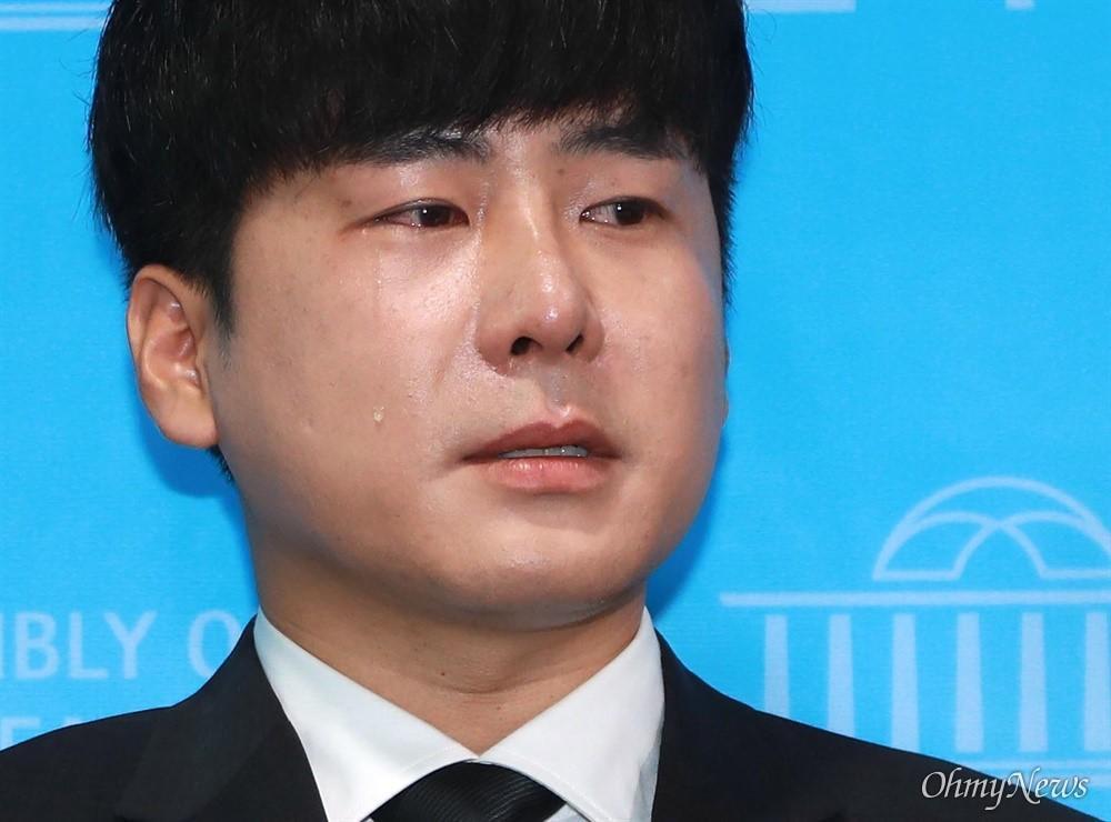 具浩仁在記者會上激動落淚,表示通過「具荷拉法」,是他能給妹妹具荷拉的最後一份禮物。(翻攝自Naver)