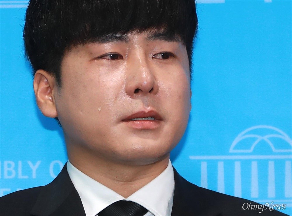 具浩仁在記者會上激動落淚，表示通過「具荷拉法」，是他能給妹妹具荷拉的最後一份禮物。（翻攝自Naver）