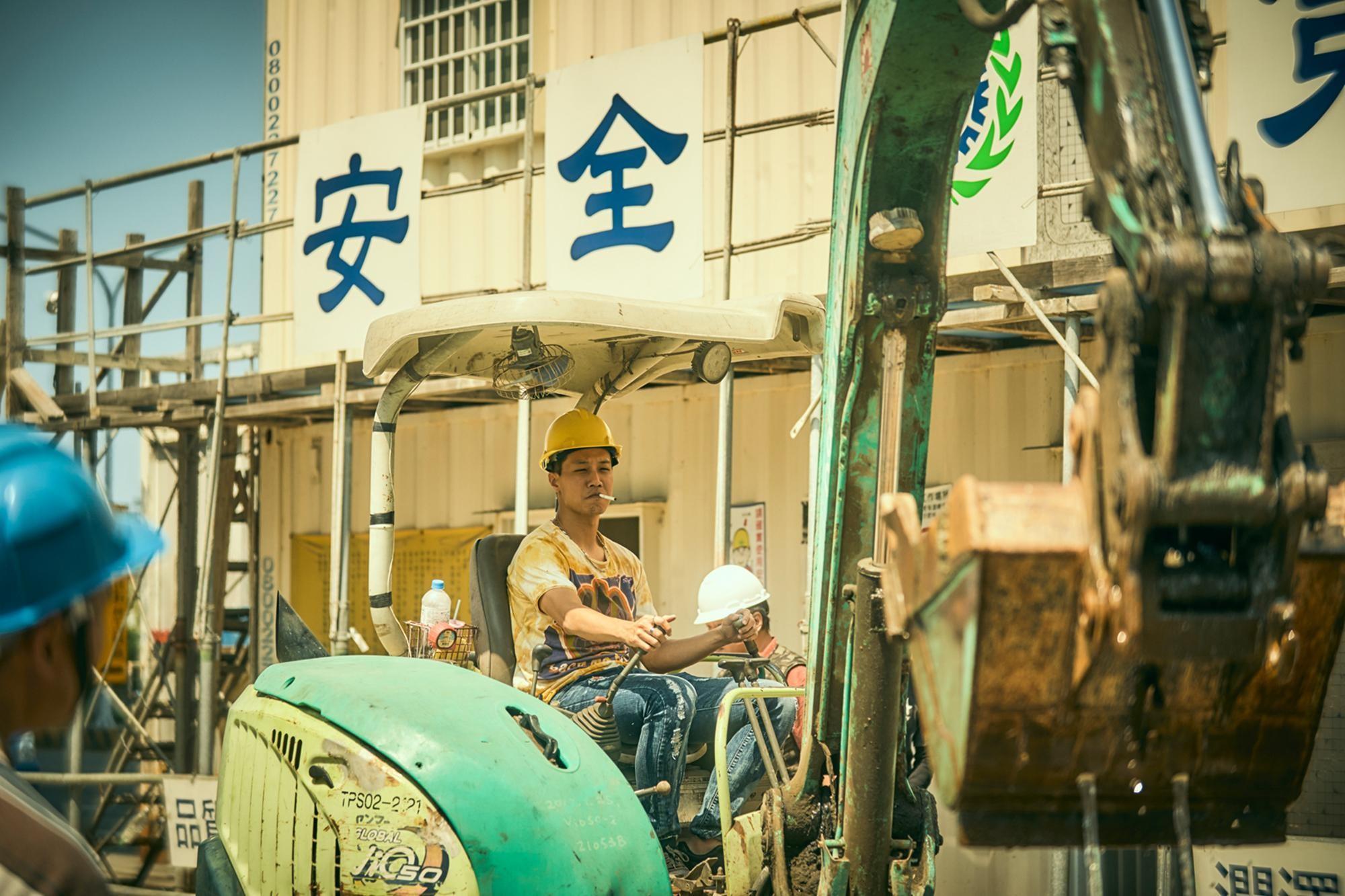 薛仕凌在《做工的人》飾演怪手司機「阿全」,開拍前經過1個月怪手駕駛訓練。(大慕影藝提供)