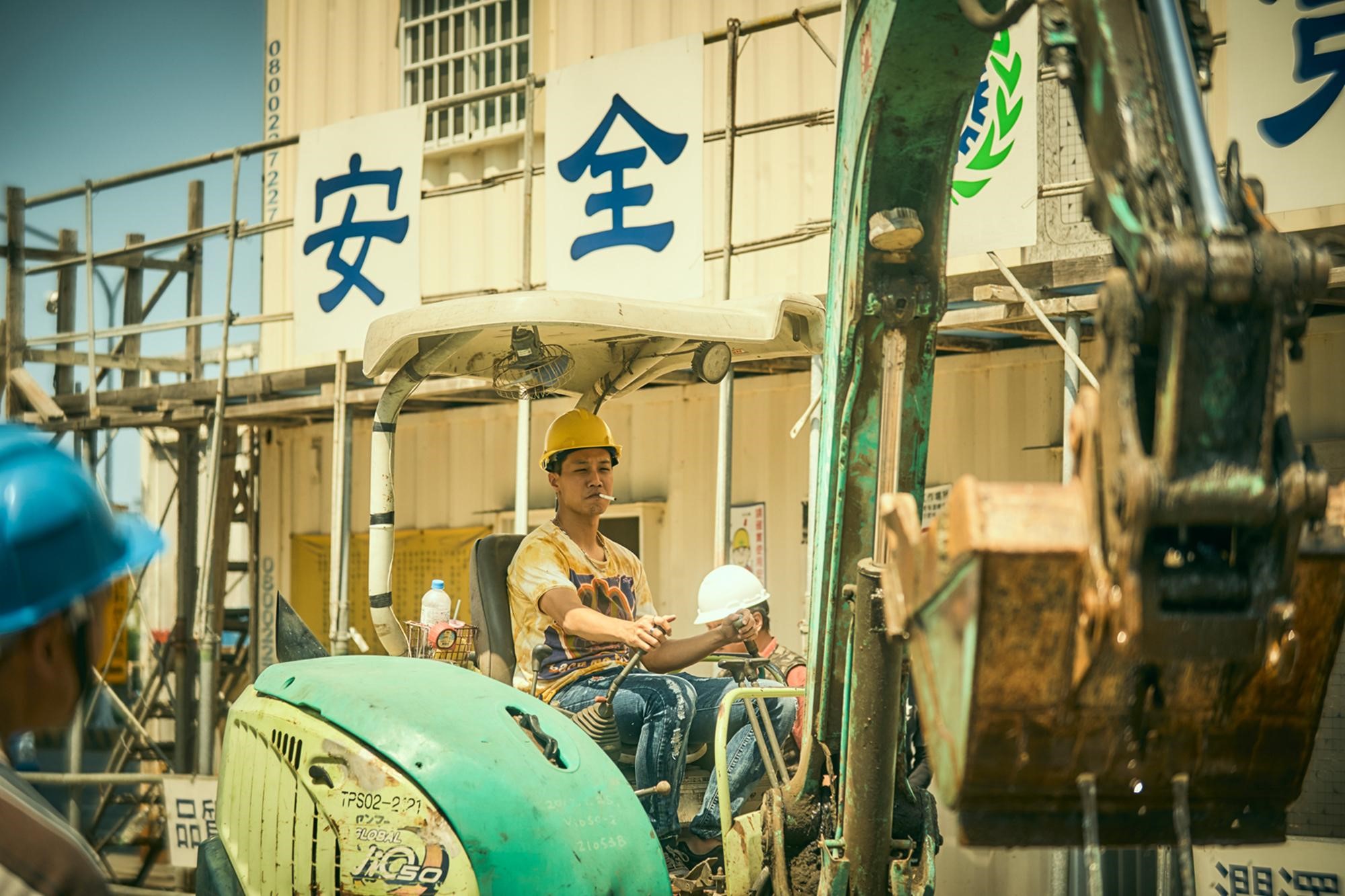 薛仕凌在《做工的人》飾演怪手司機「阿全」，開拍前經過1個月怪手駕駛訓練。（大慕影藝提供）
