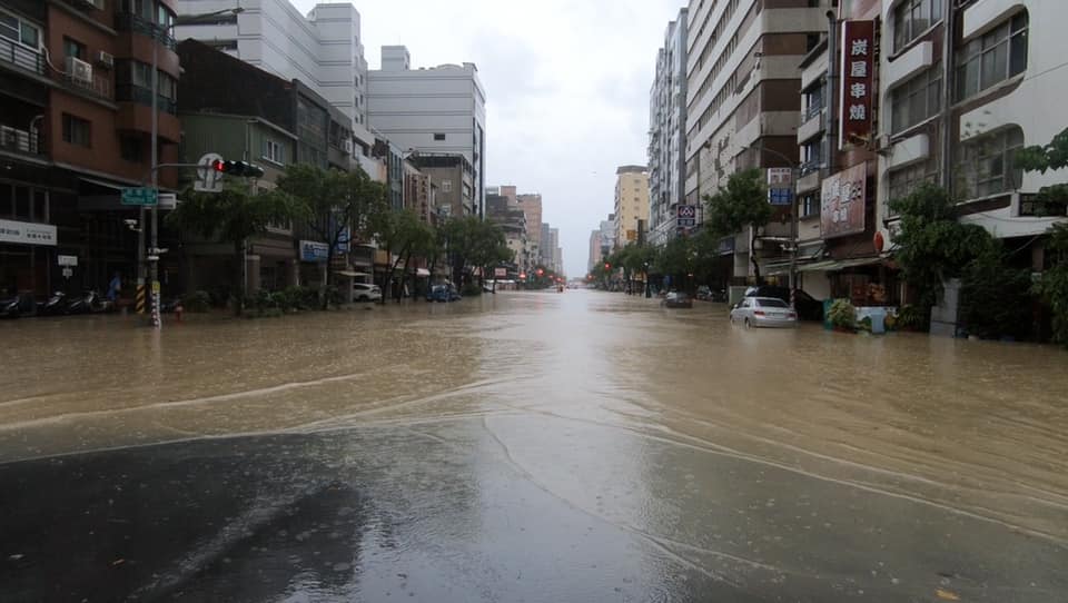 市議員簡煥宗表示,鹽埕區淹大水是因為抽水機故障,無法發揮排水功能。(翻攝自簡煥宗臉書)