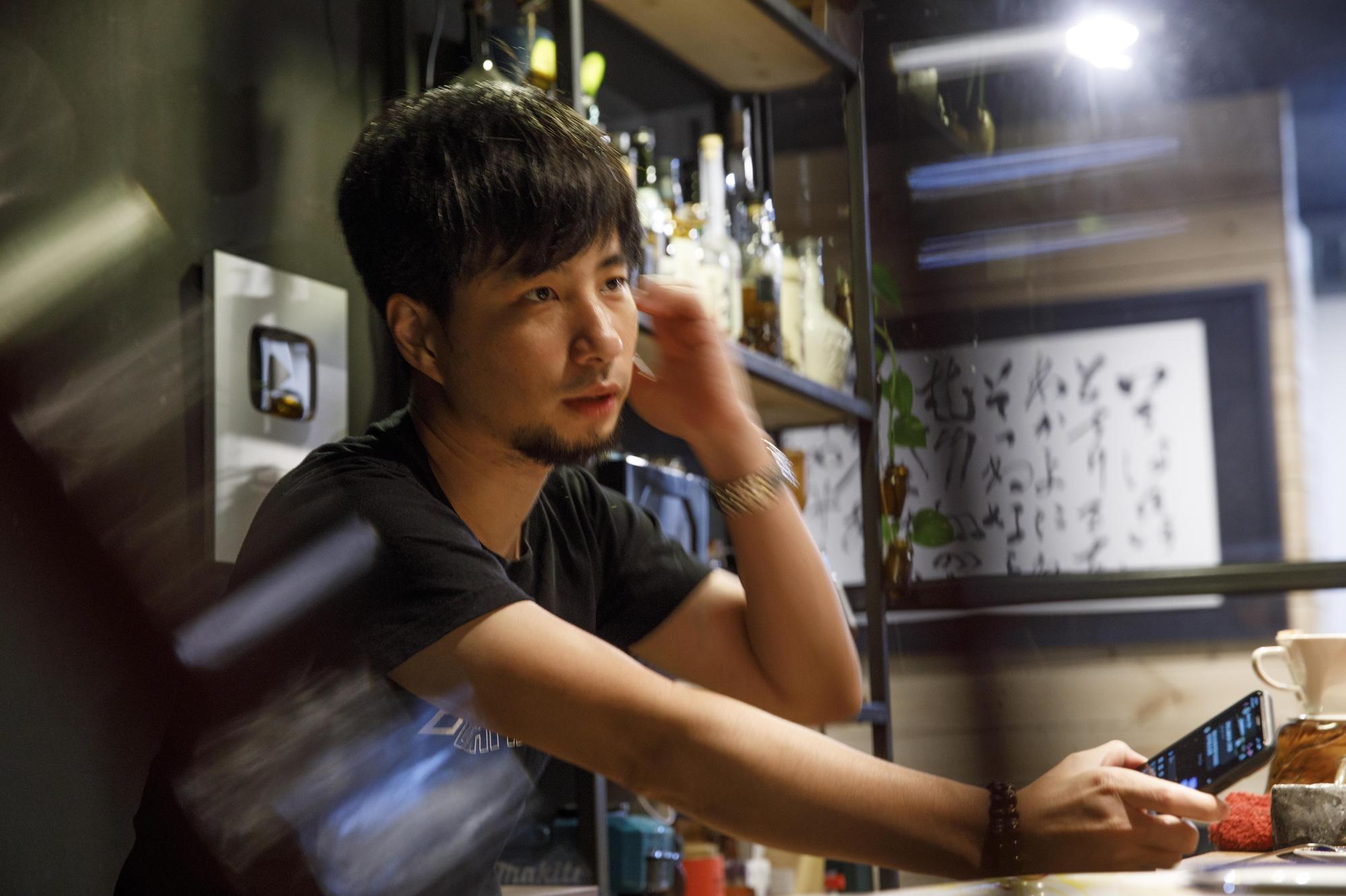 多才多藝的阿仔師是名符其實的「斜槓青年」,超人氣YouTuber「超認真少年」就是他的另一個身份。