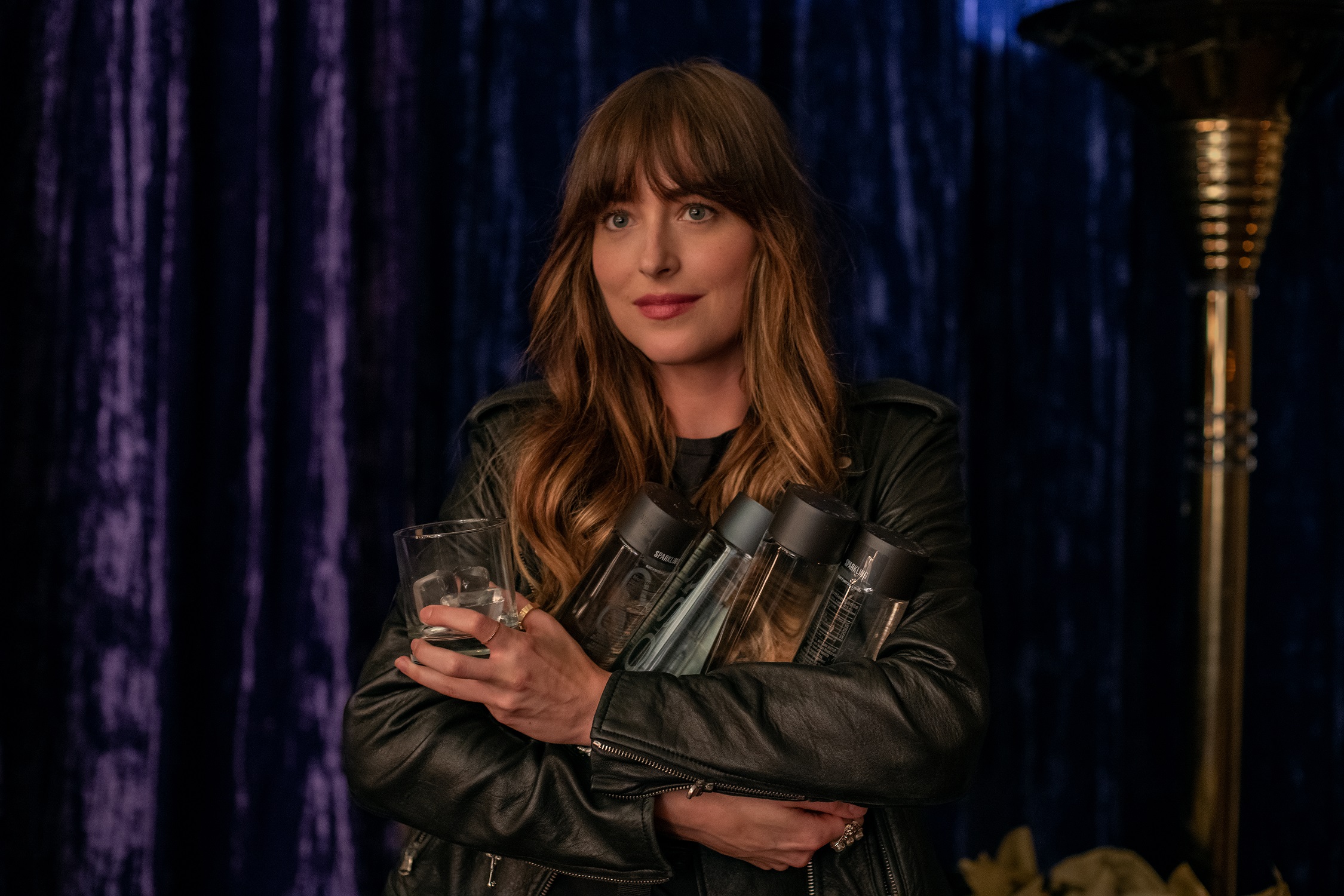 達柯塔強生《天后小助理》飾演擁有音樂夢，卻只能充當天后小助理的瑪姬。（UIP提供）