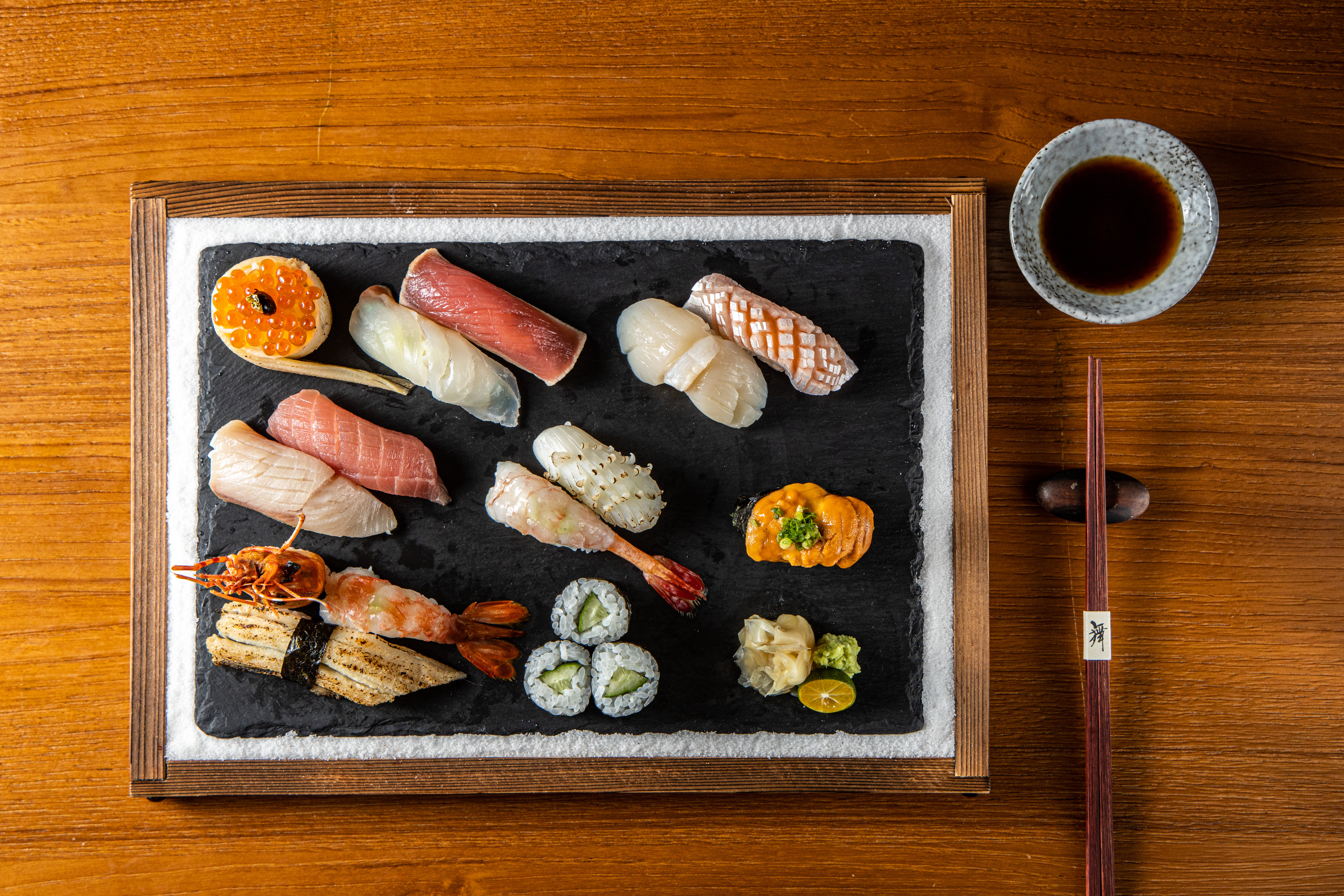 「握壽司」集結宜蘭鮮魚及日本進口食材，一盤足足有13貫壽司，腴美豐盛。（信樂會席菜色）