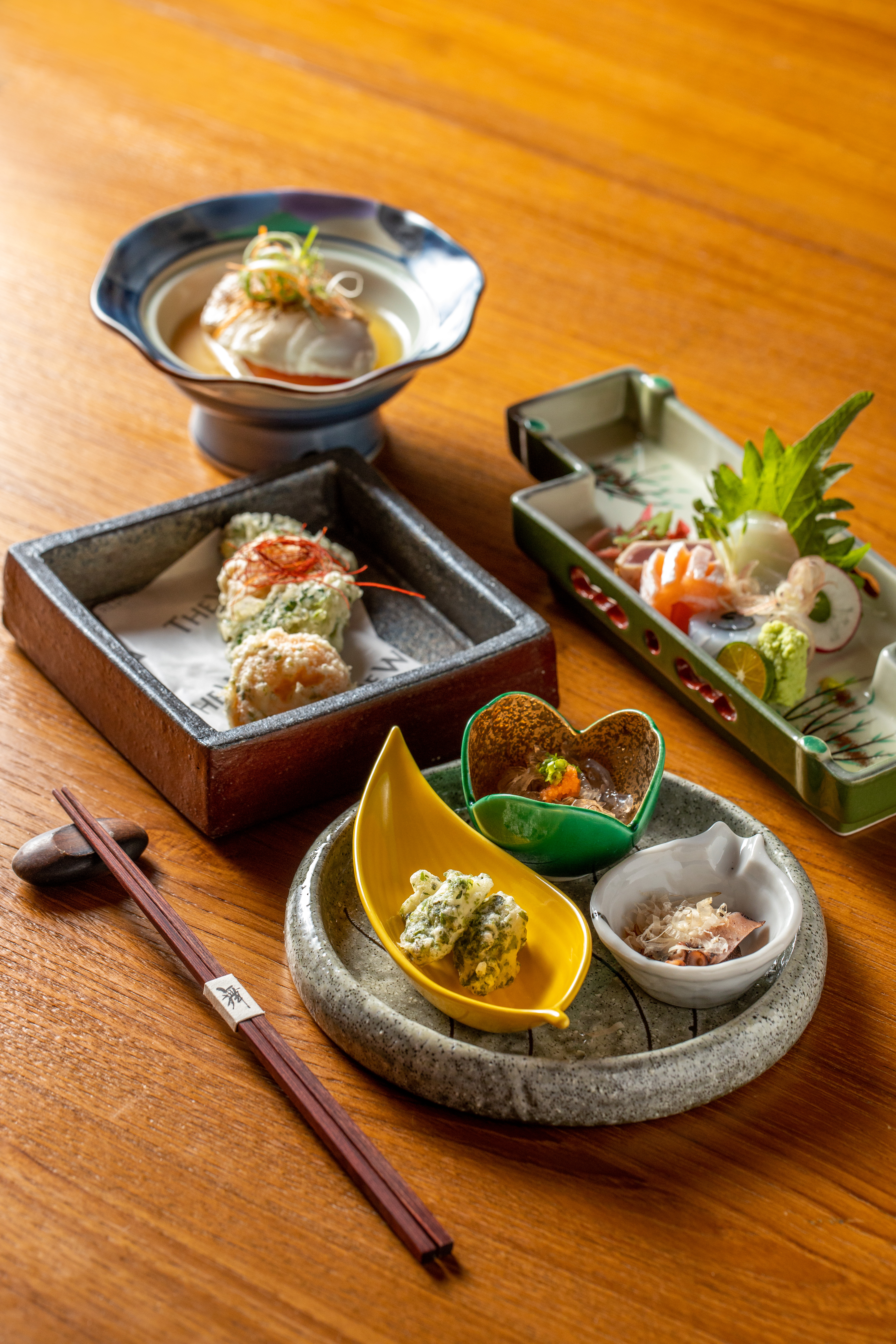 穀雨會席前菜有「櫻鯛紅茄橙醋蒸」「新鮮季節生魚片」，與清爽開胃的「橙醋魚皮」、現流章魚小火燉煮的「真蛸柔煮利休」，精挑礁溪溫泉蔬菜的炸物「茭白筍山椒揚」。（皆為穀雨會席菜色）
