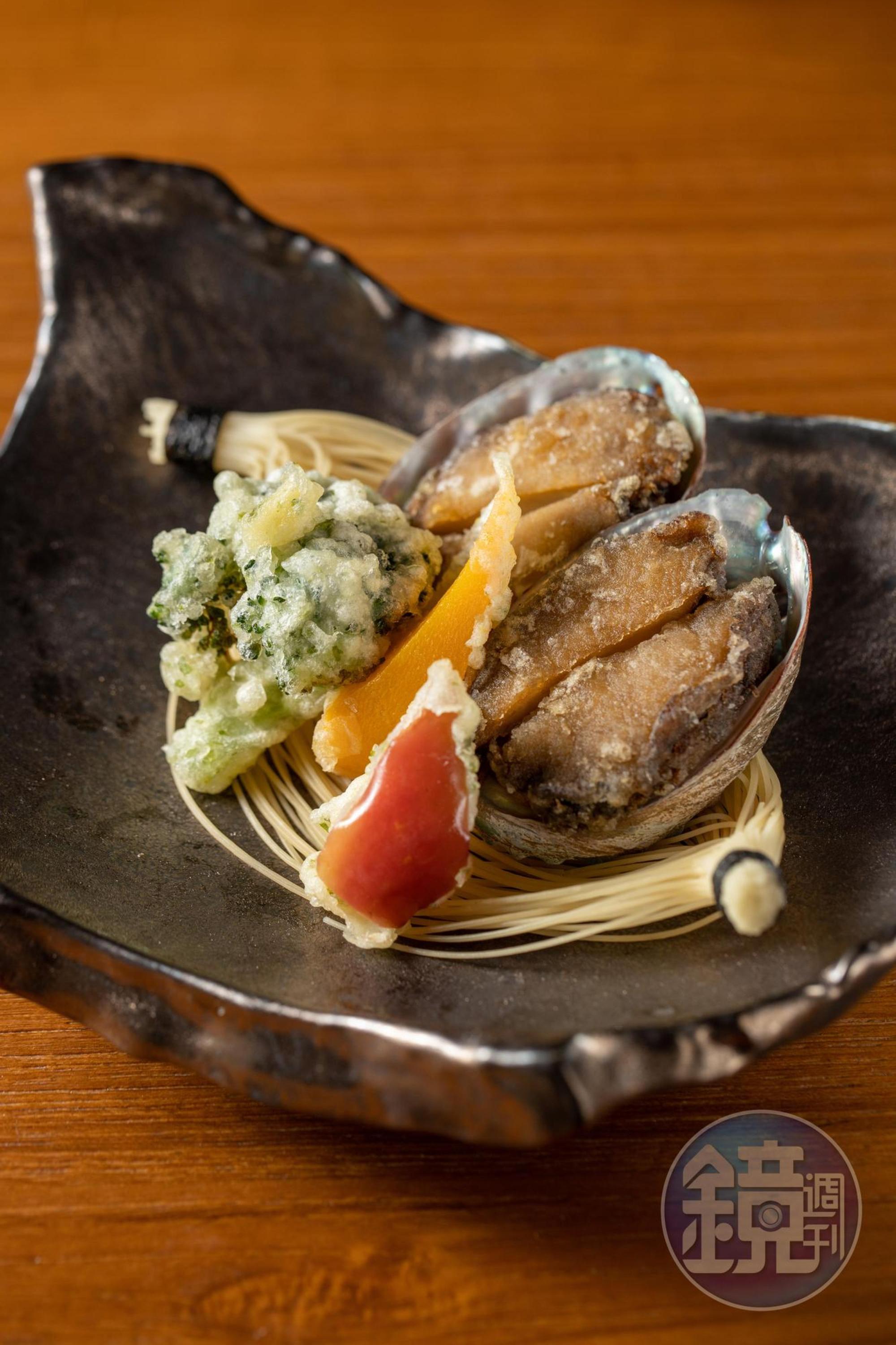 「鮑魚吉野揚」是東北角養殖的鮑魚，裹上葛粉油炸，Q彈美味。（白露會席菜色）