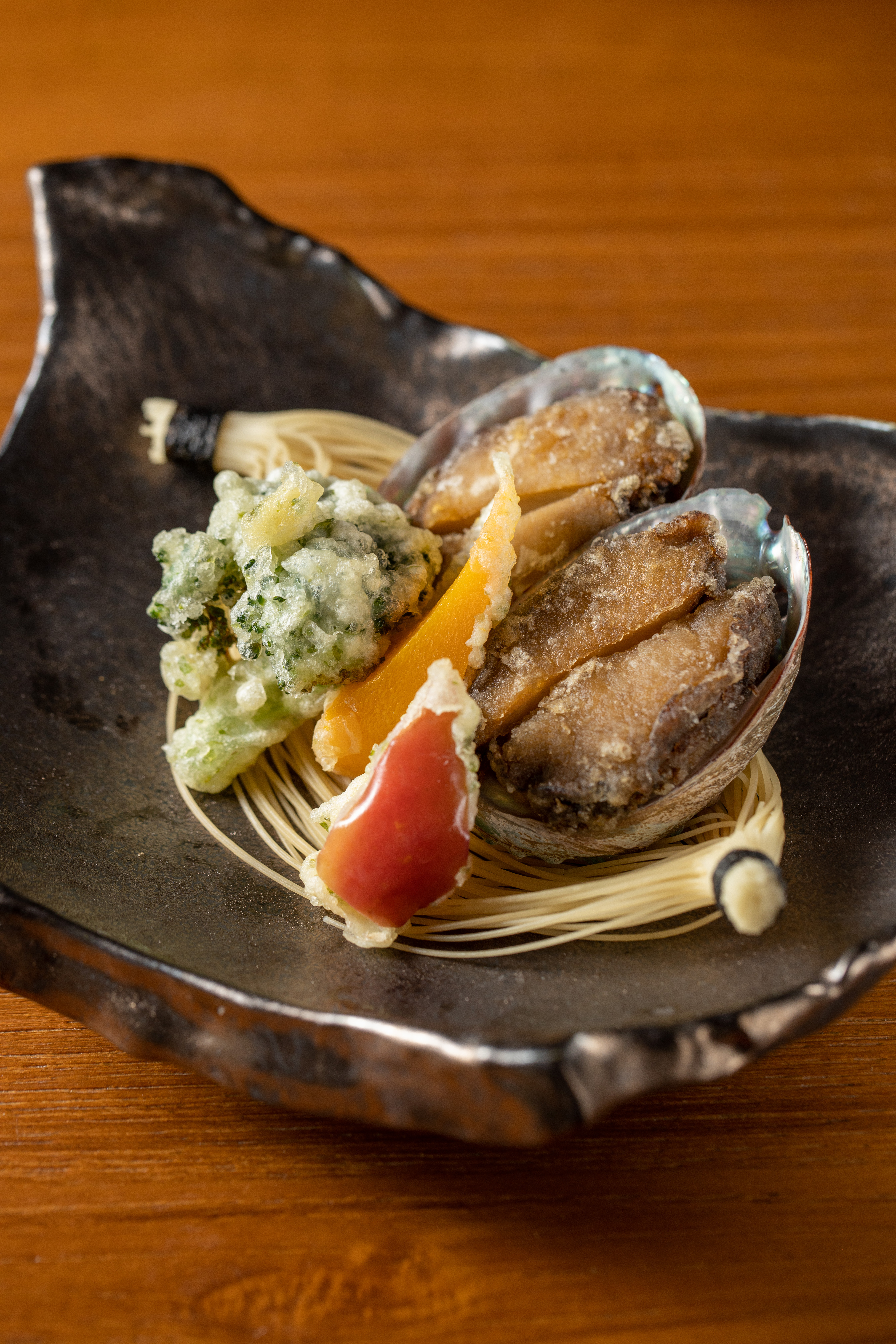 「鮑魚吉野揚」是東北角養殖的鮑魚，裹上葛粉油炸，Q彈美味。（白露會席菜色）