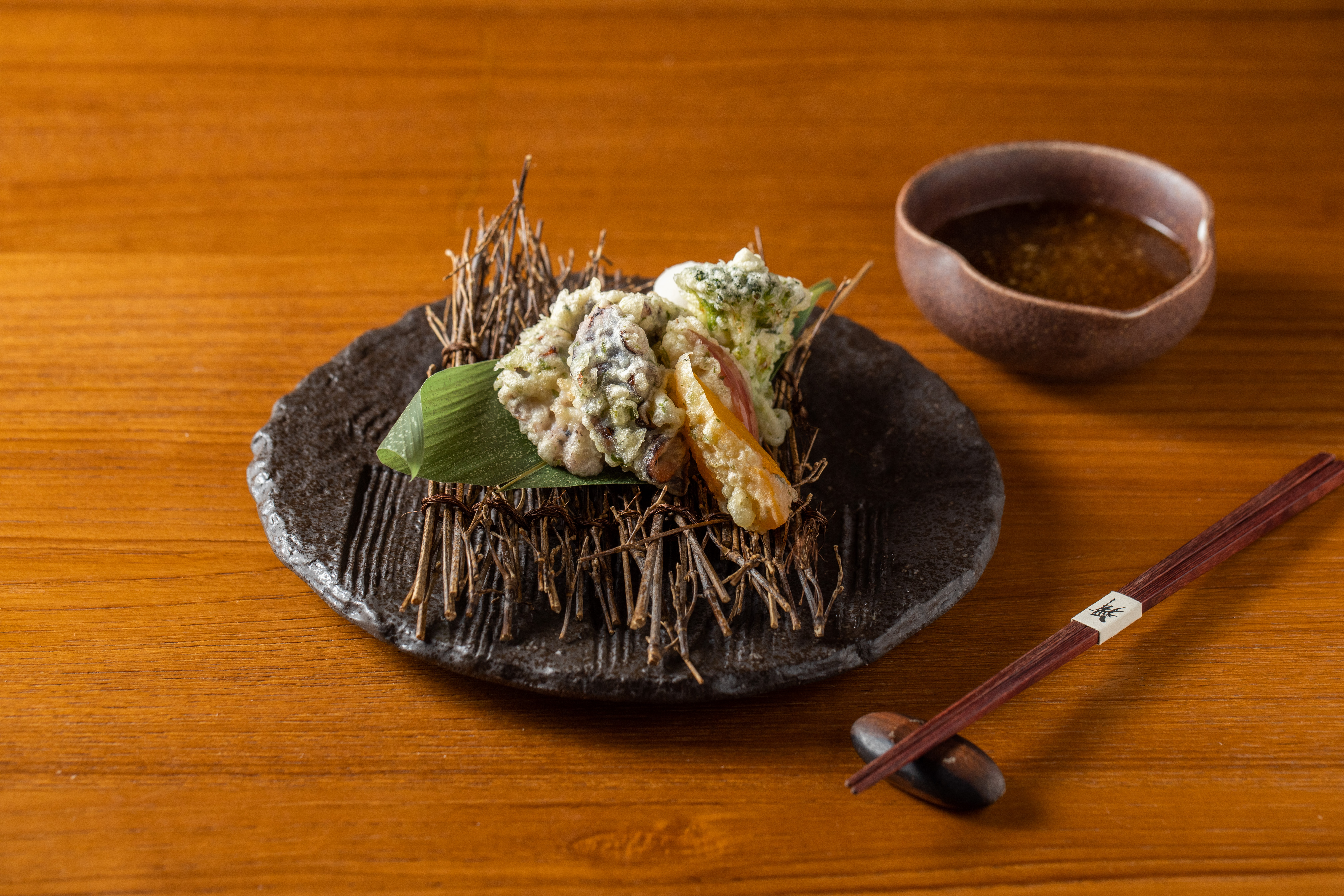 「章魚果物揚」以章魚裹上融合山椒葉粉的天婦羅粉，表現春季萌芽的綠意。（雨水會席菜色）