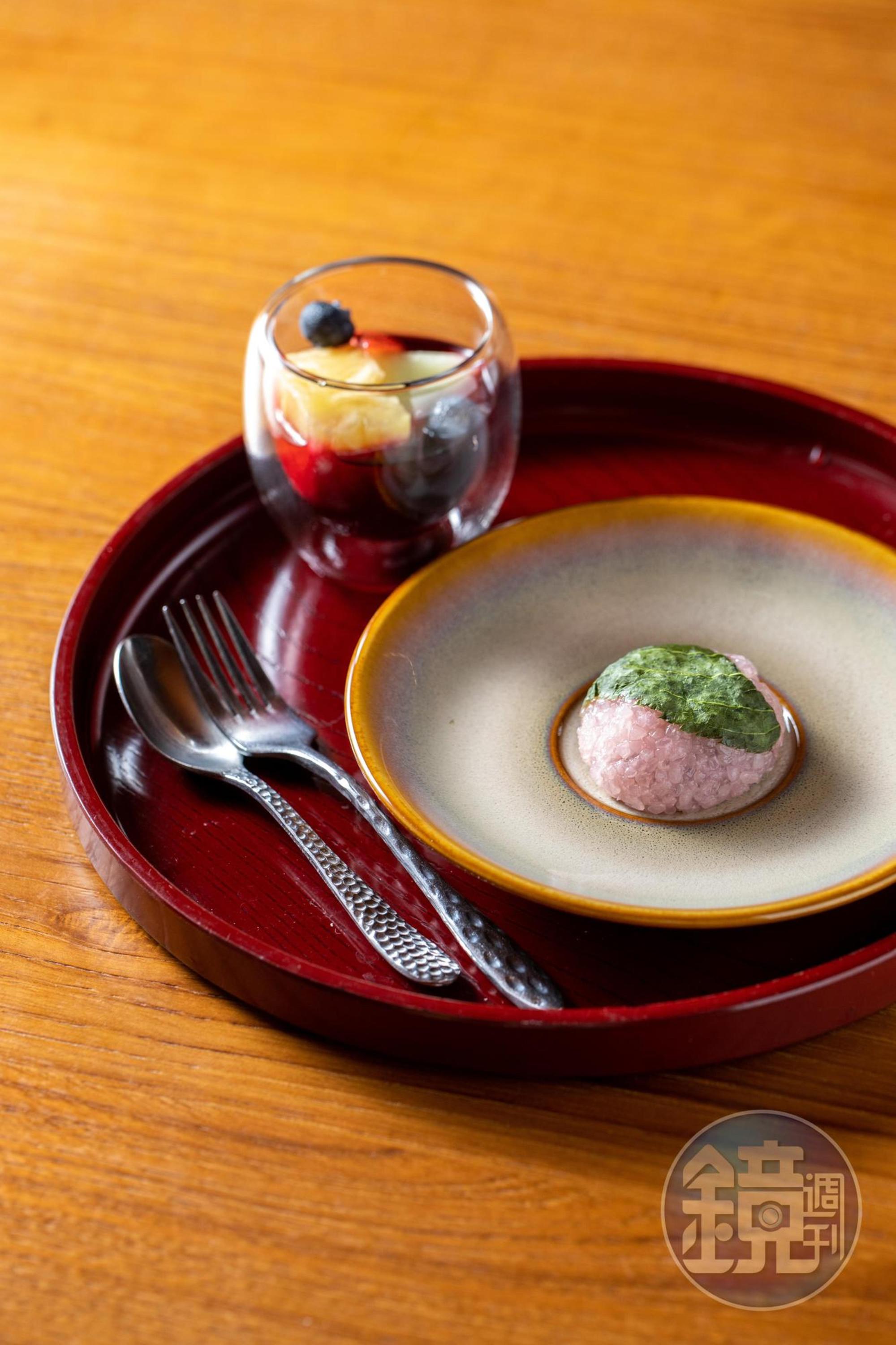 包進紅豆餡的「櫻餅」塑形調色出淡粉紅色花朵，充滿日式意象。（春季會席料理菜色）